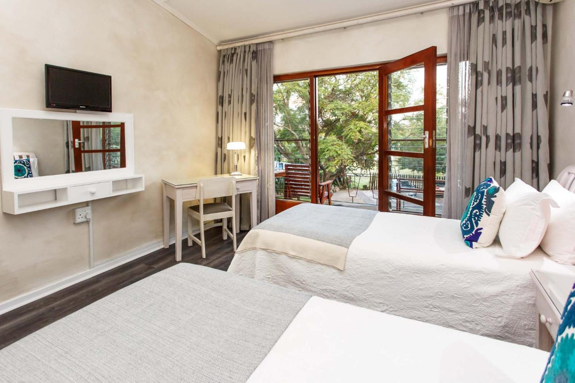 Twin Room - Photo 11