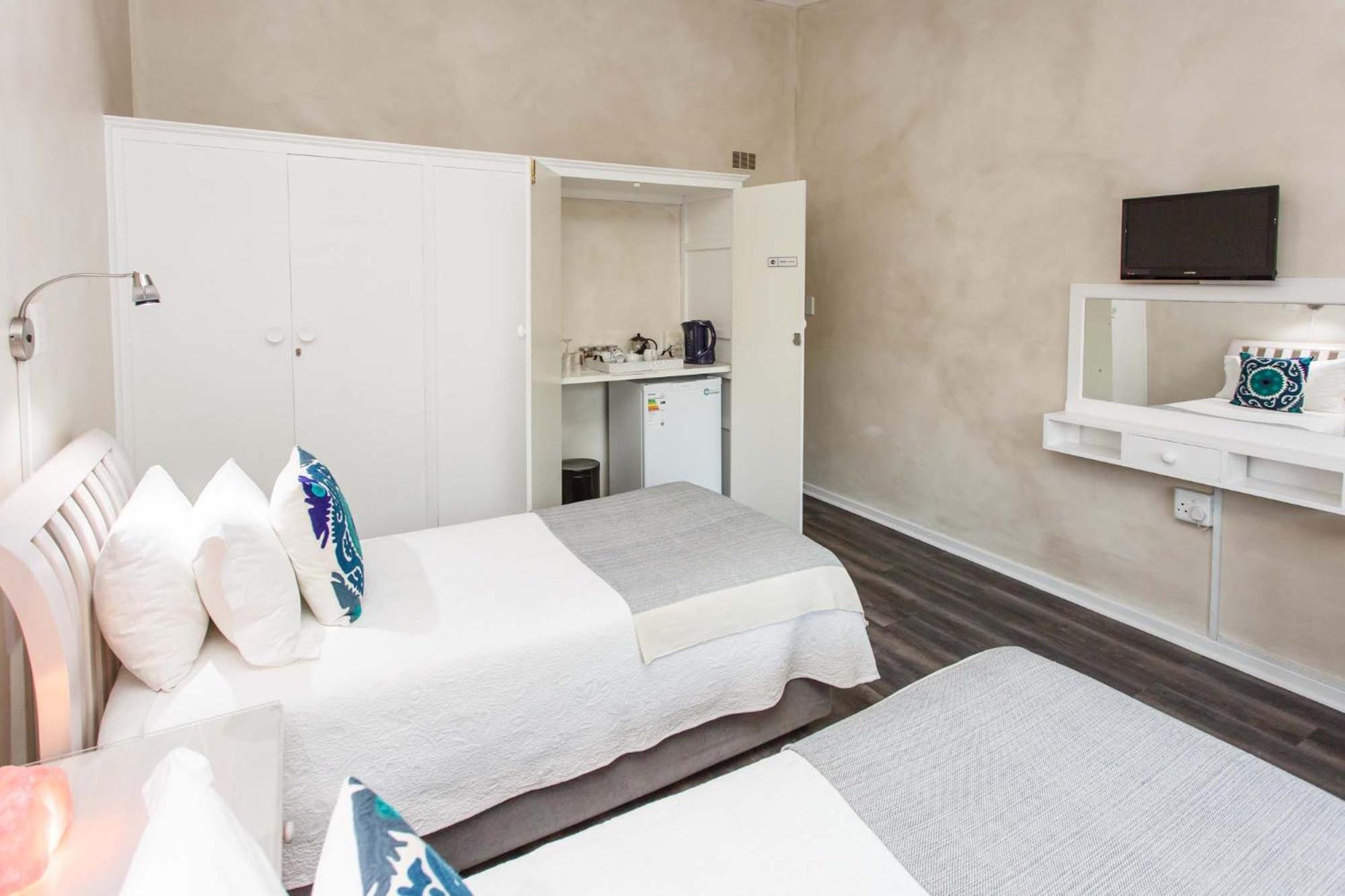Twin Room - Photo 12