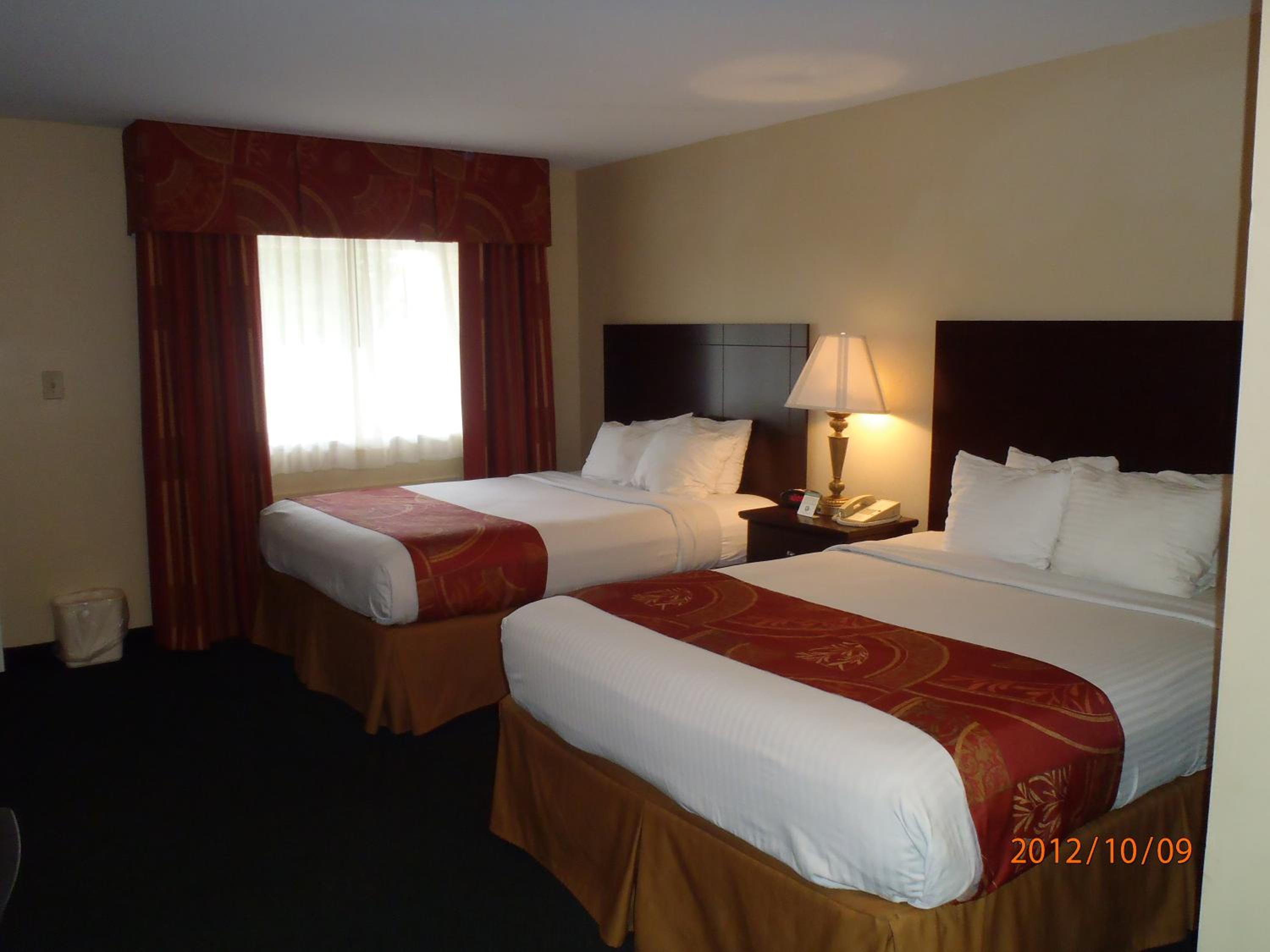 Queen Room with Two Queen Beds - Non-Smoking - Photo 1