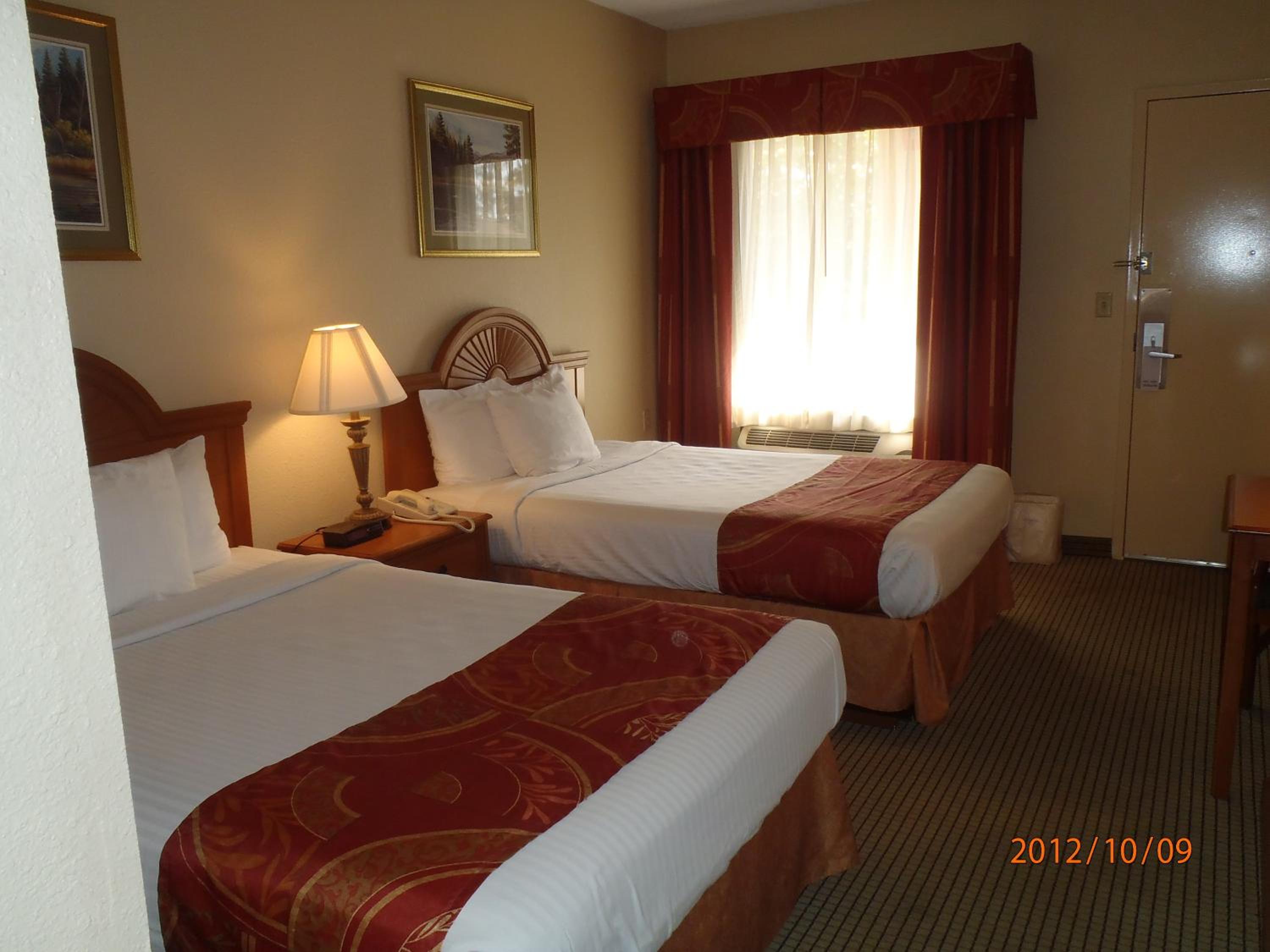 Queen Room with Two Queen Beds - Non-Smoking - Photo 3
