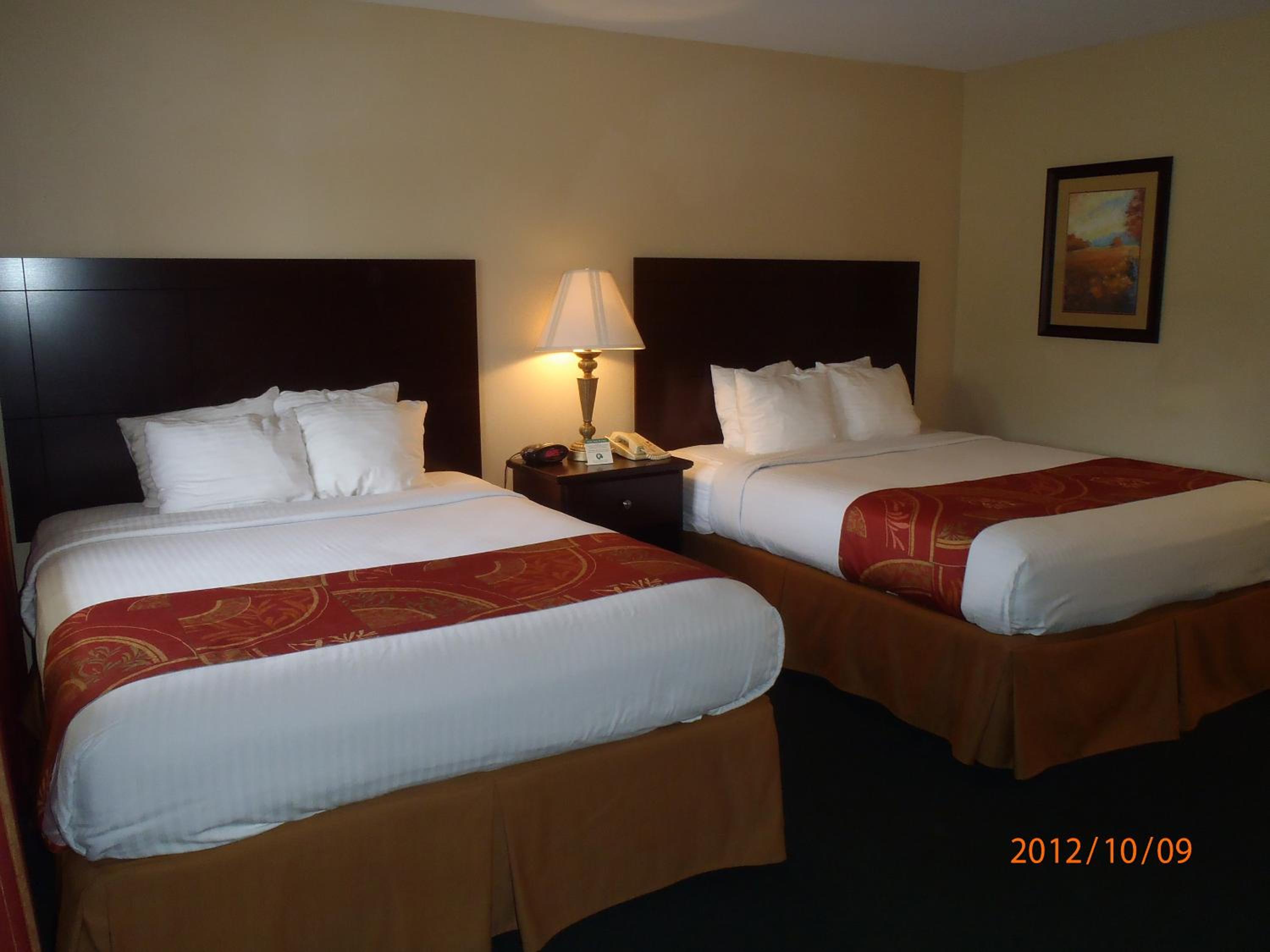 Queen Room with Two Queen Beds - Non-Smoking - Photo 4