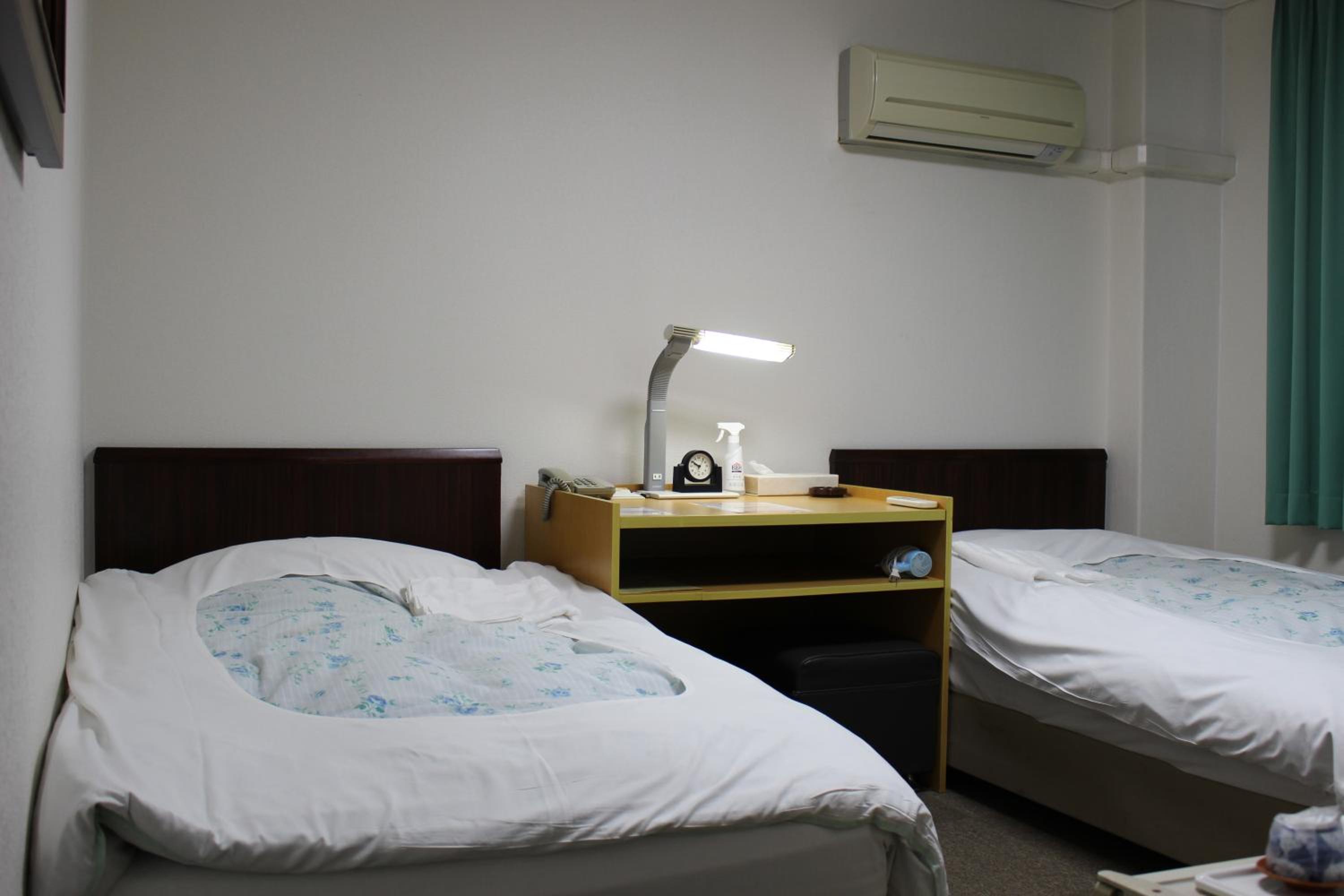 Twin Room A- Smoking - Photo 4