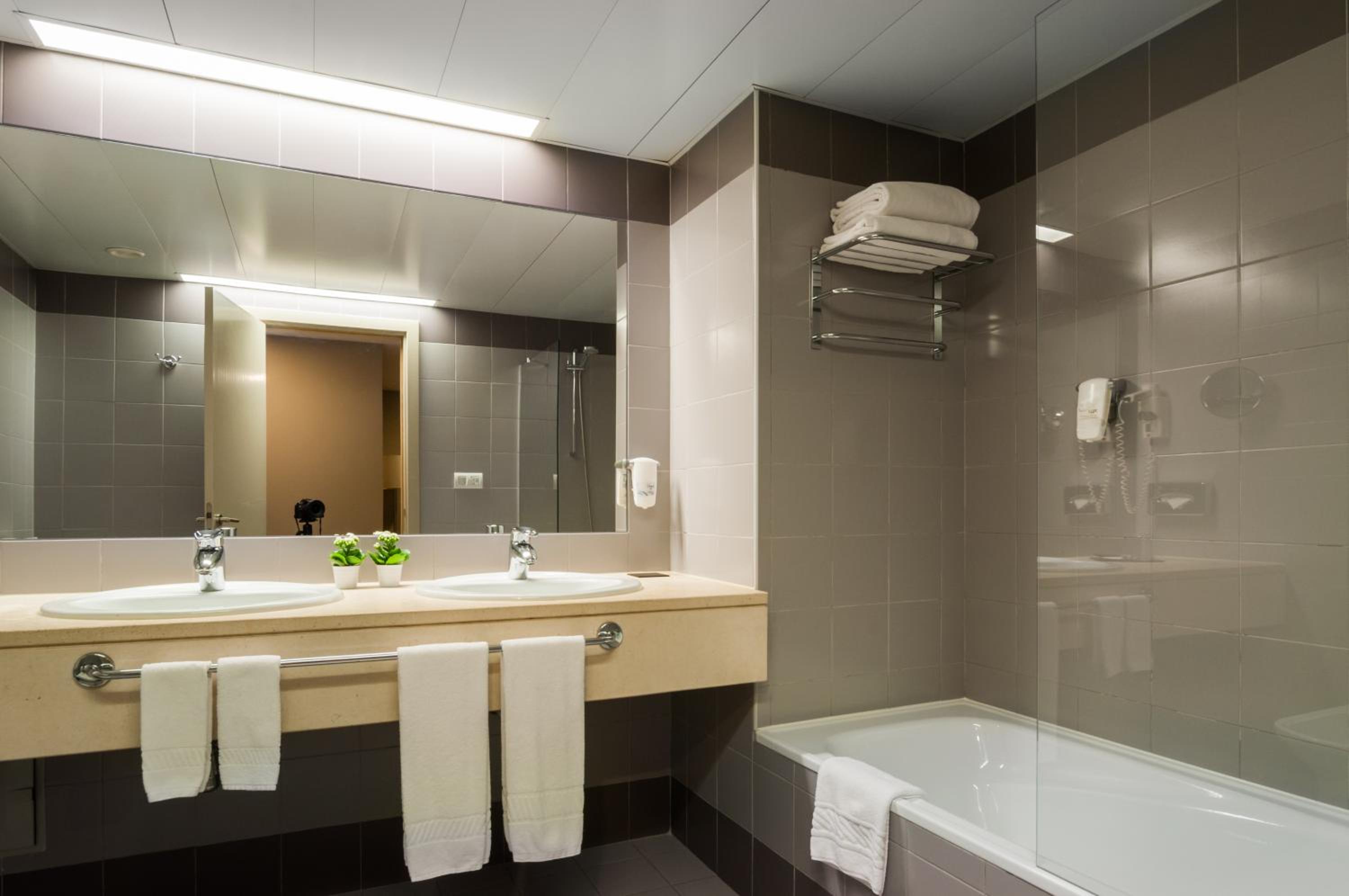 Standard Twin Room - Photo 3