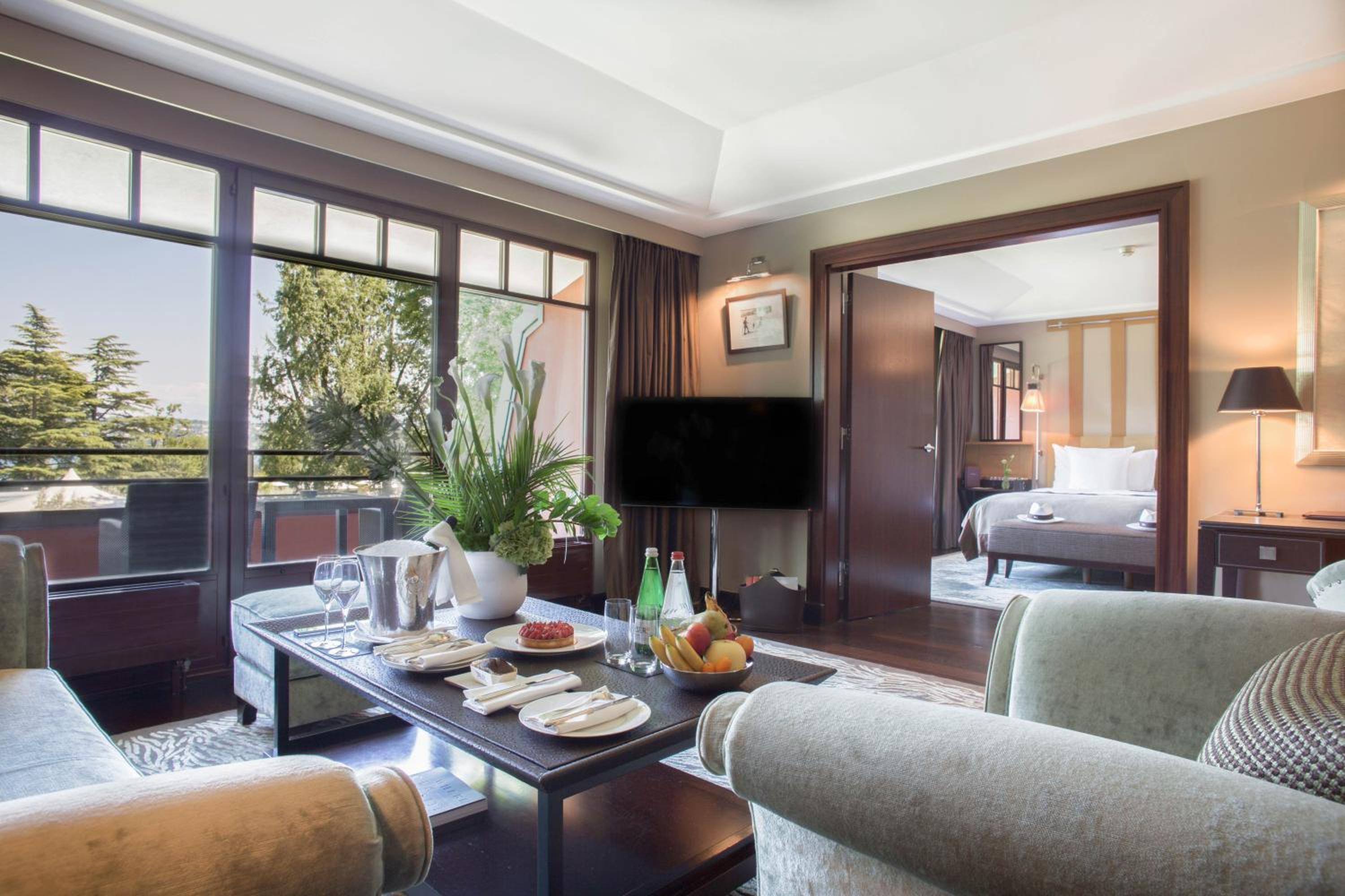 Suite with Lake View and Spa access - Photo 1