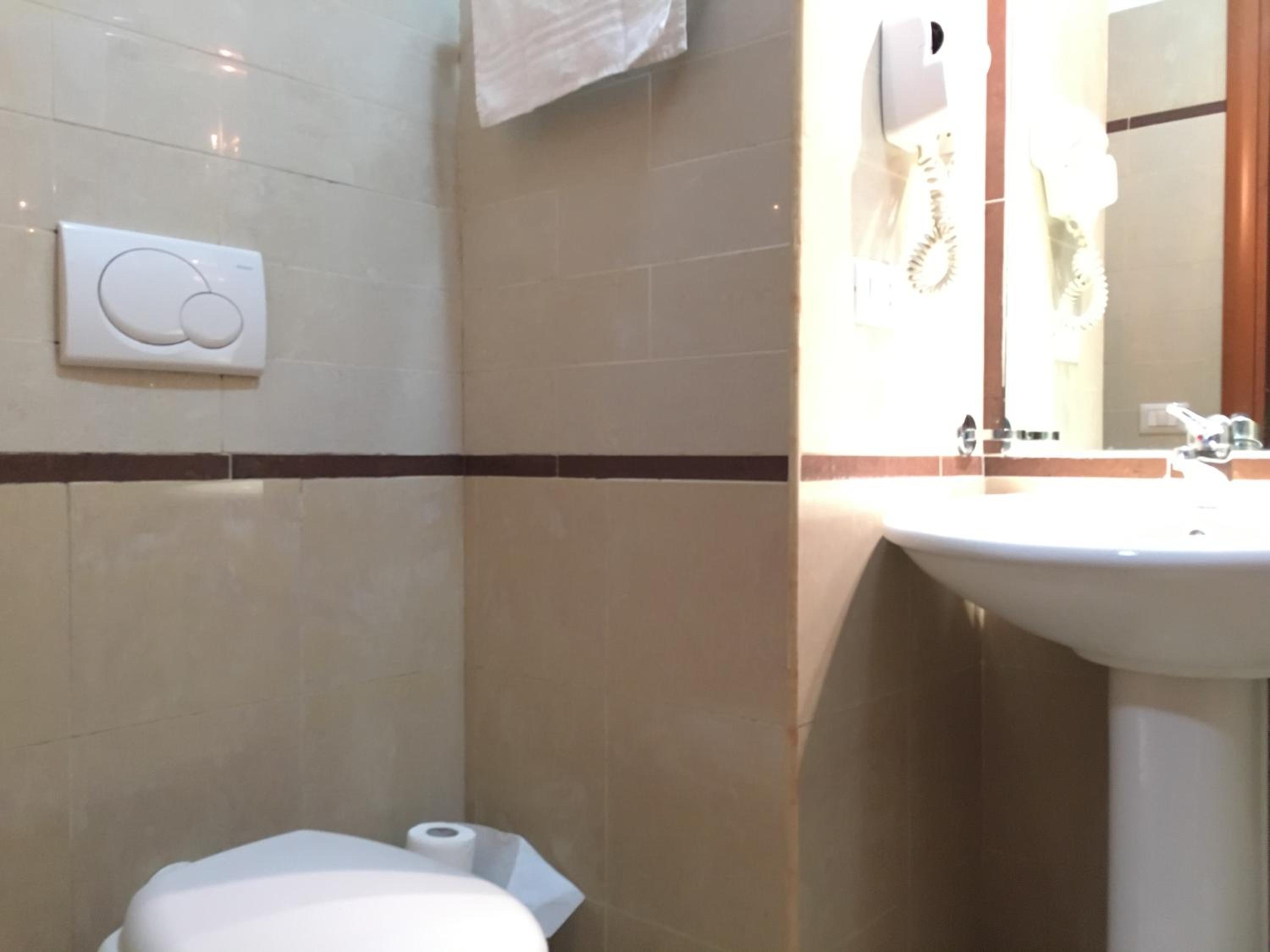 Double or Twin Room with Private Bathroom photo 3