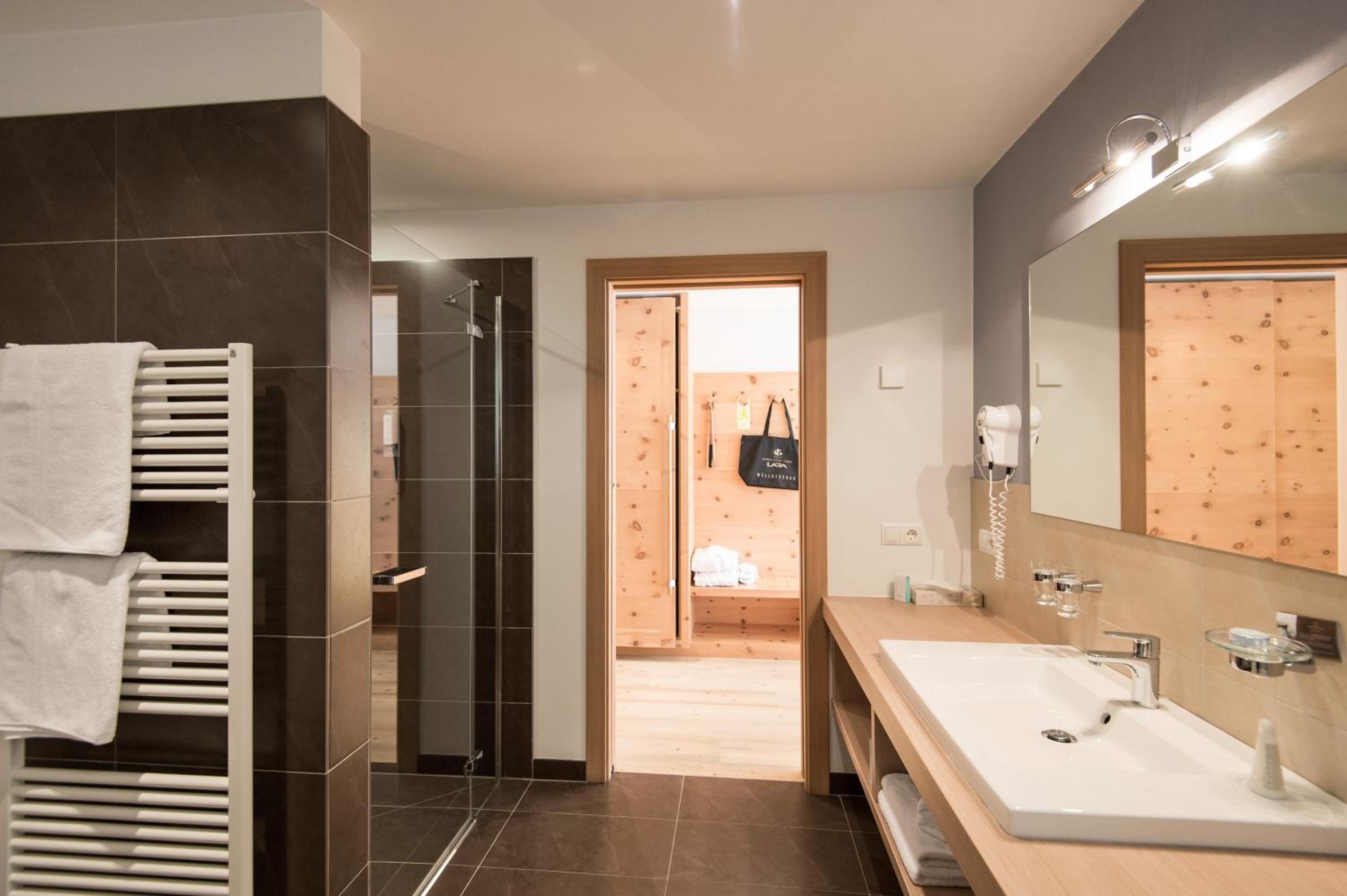 Deluxe Double Room with Balcony photo 2
