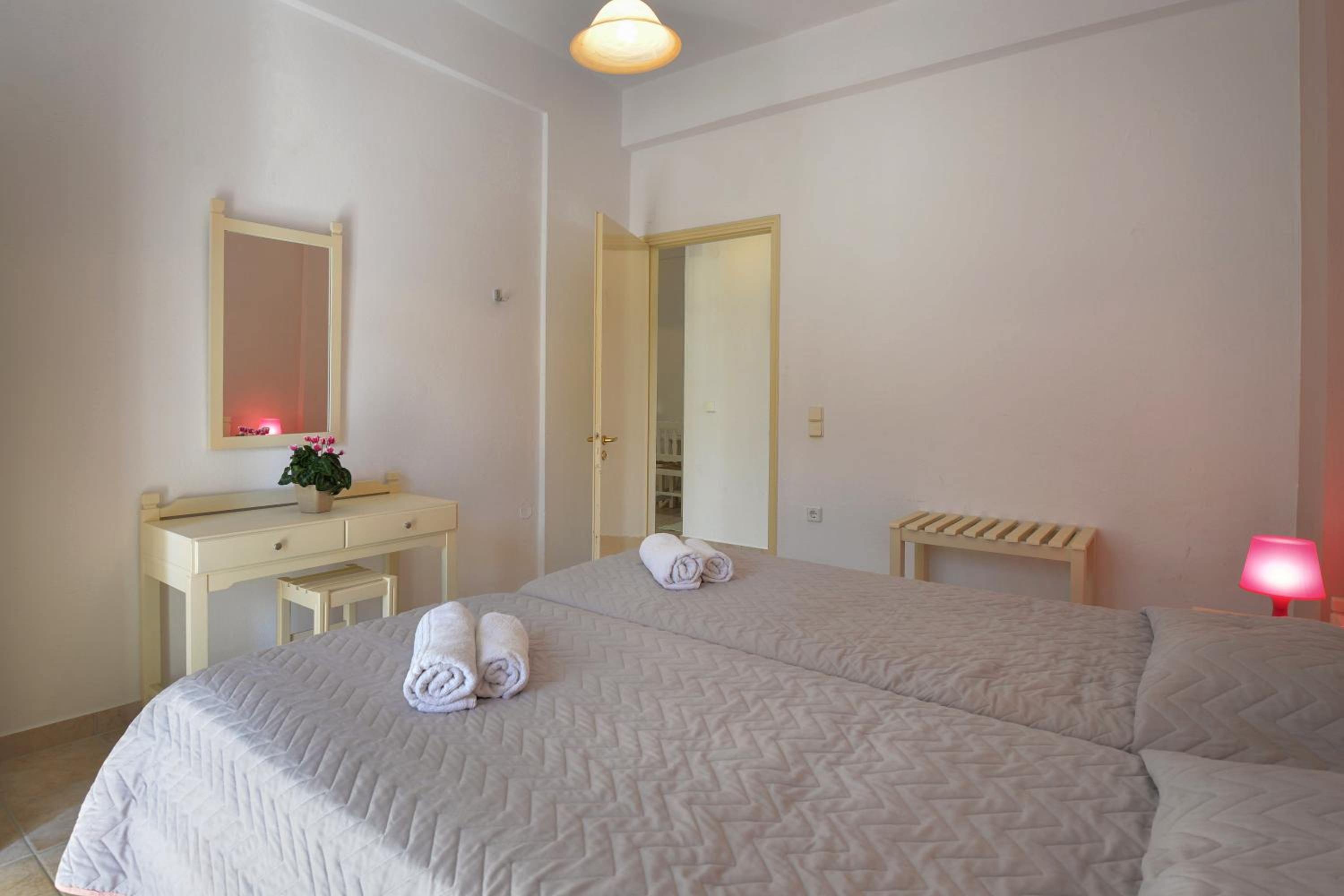 One-Bedroom Apartment - Photo 2
