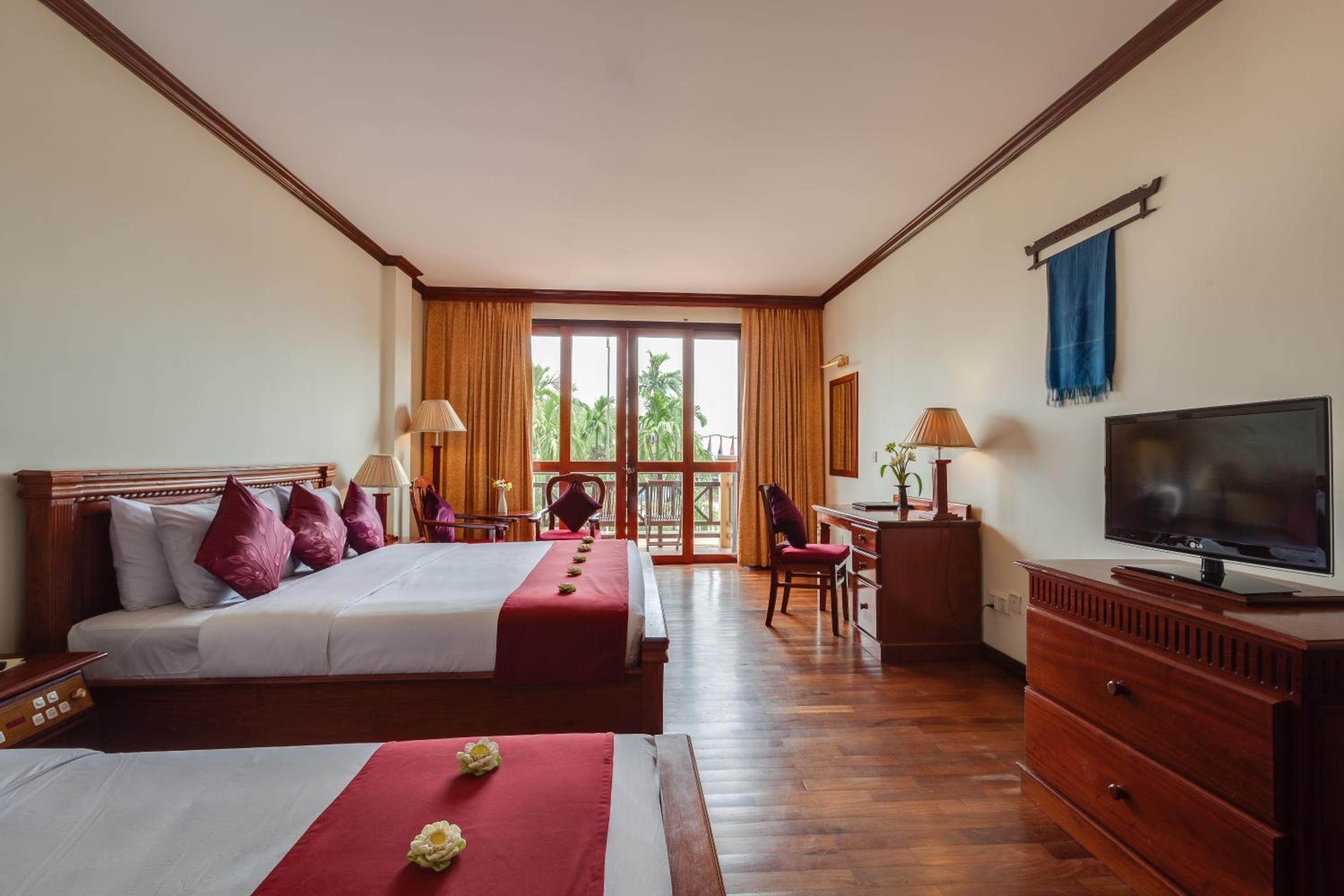 Deluxe Family Room with Balcony photo 1