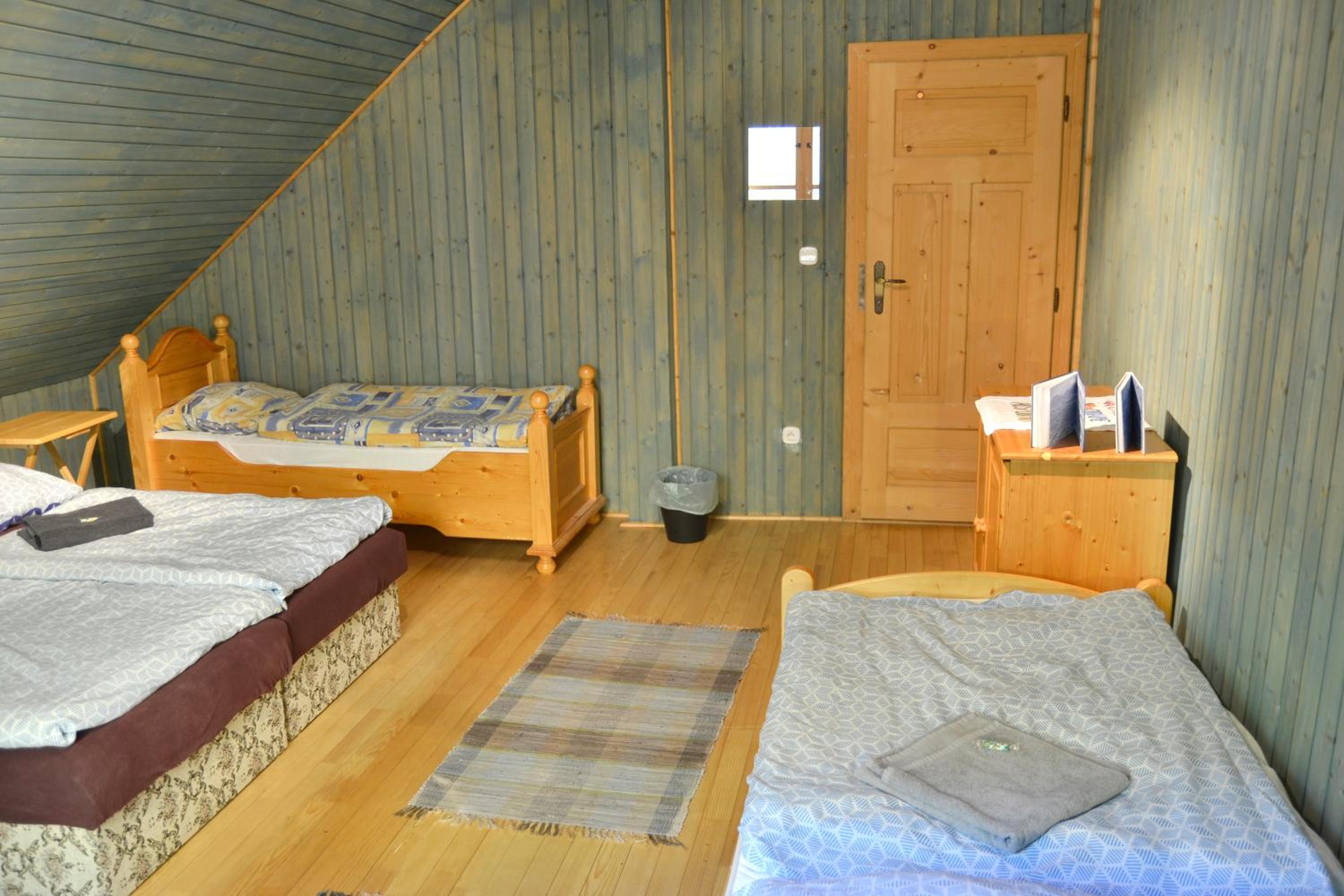 Family Room with Shared Bathroom photo 3