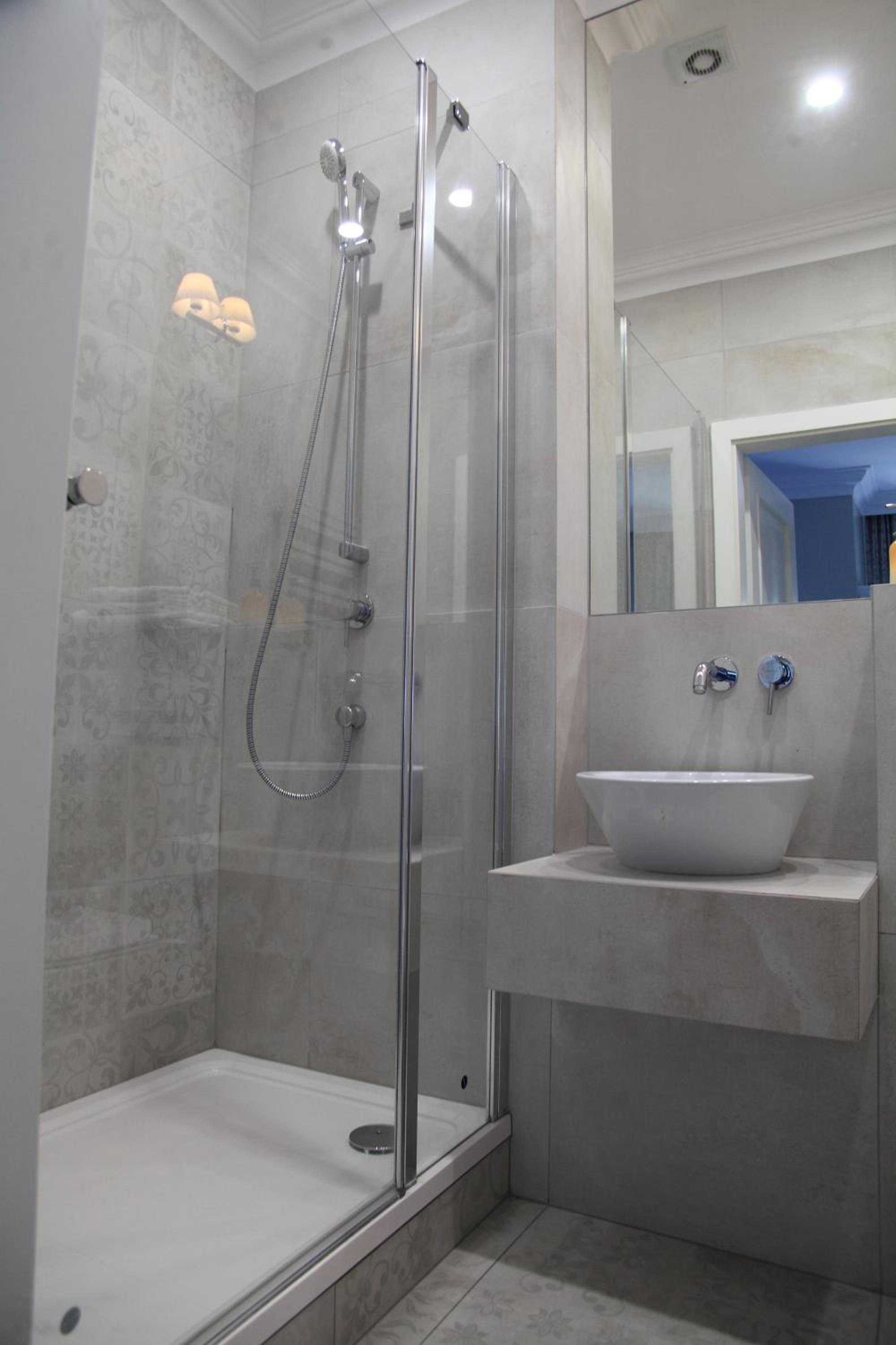 Deluxe Double or Twin Room - Photo 8