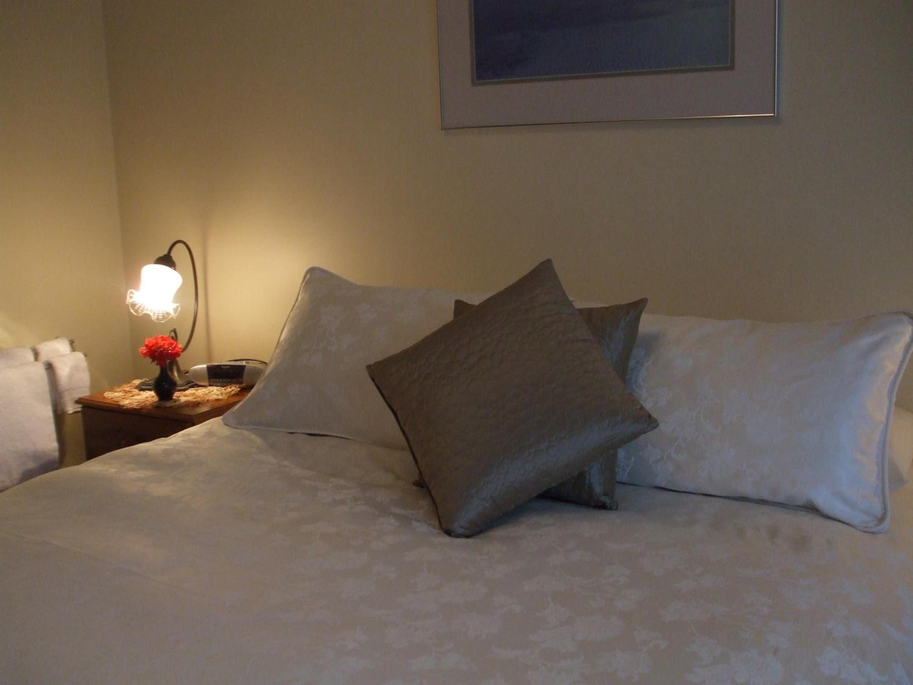 Queen Room with Private Bathroom photo 2