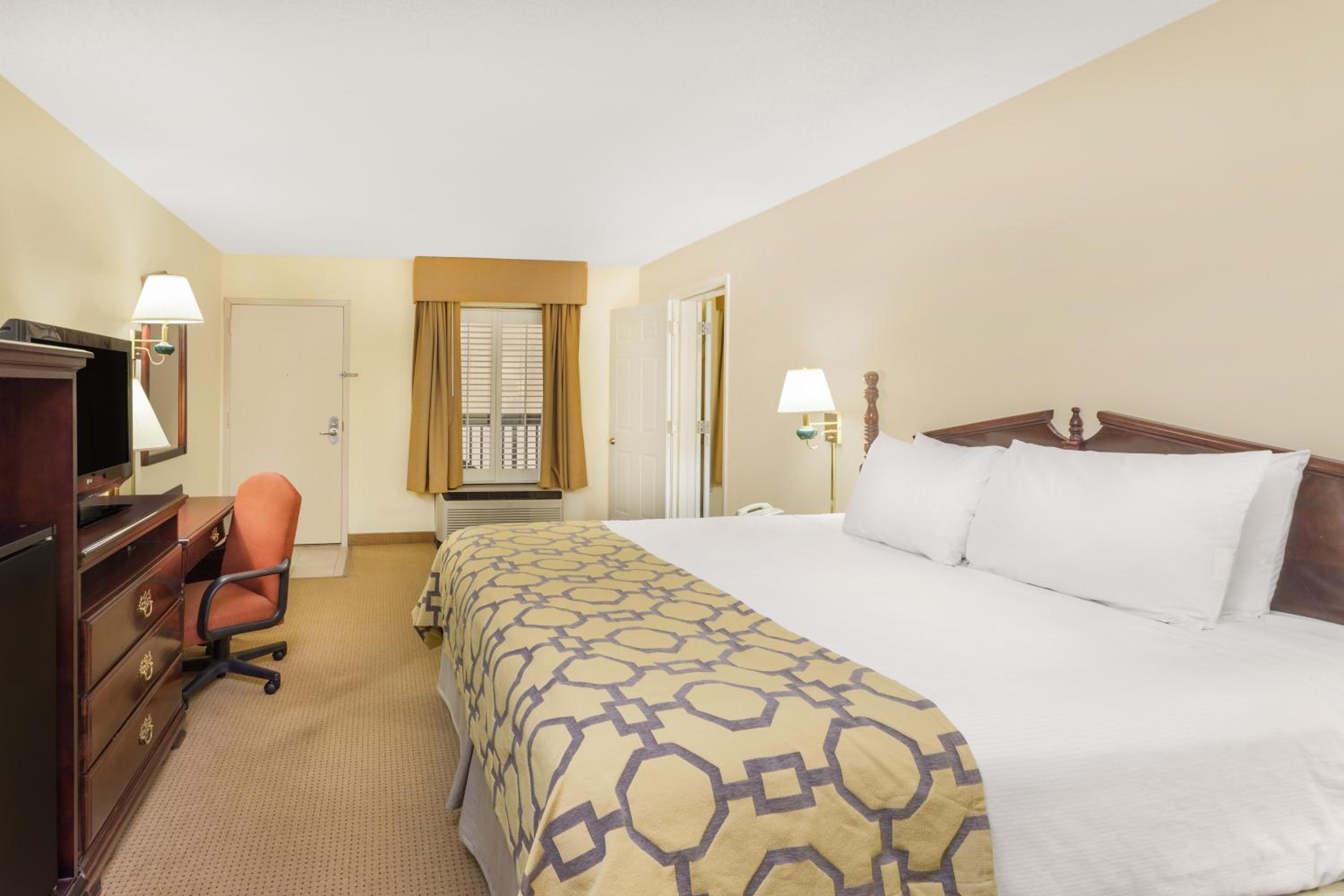One-Bedroom King Suite - Non-Smoking - Photo 4