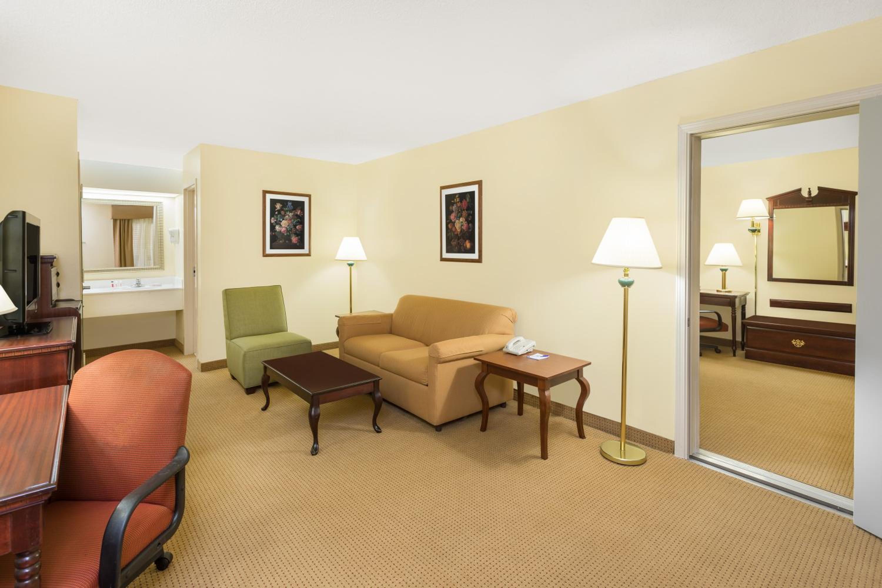 One-Bedroom King Suite - Non-Smoking - Photo 5
