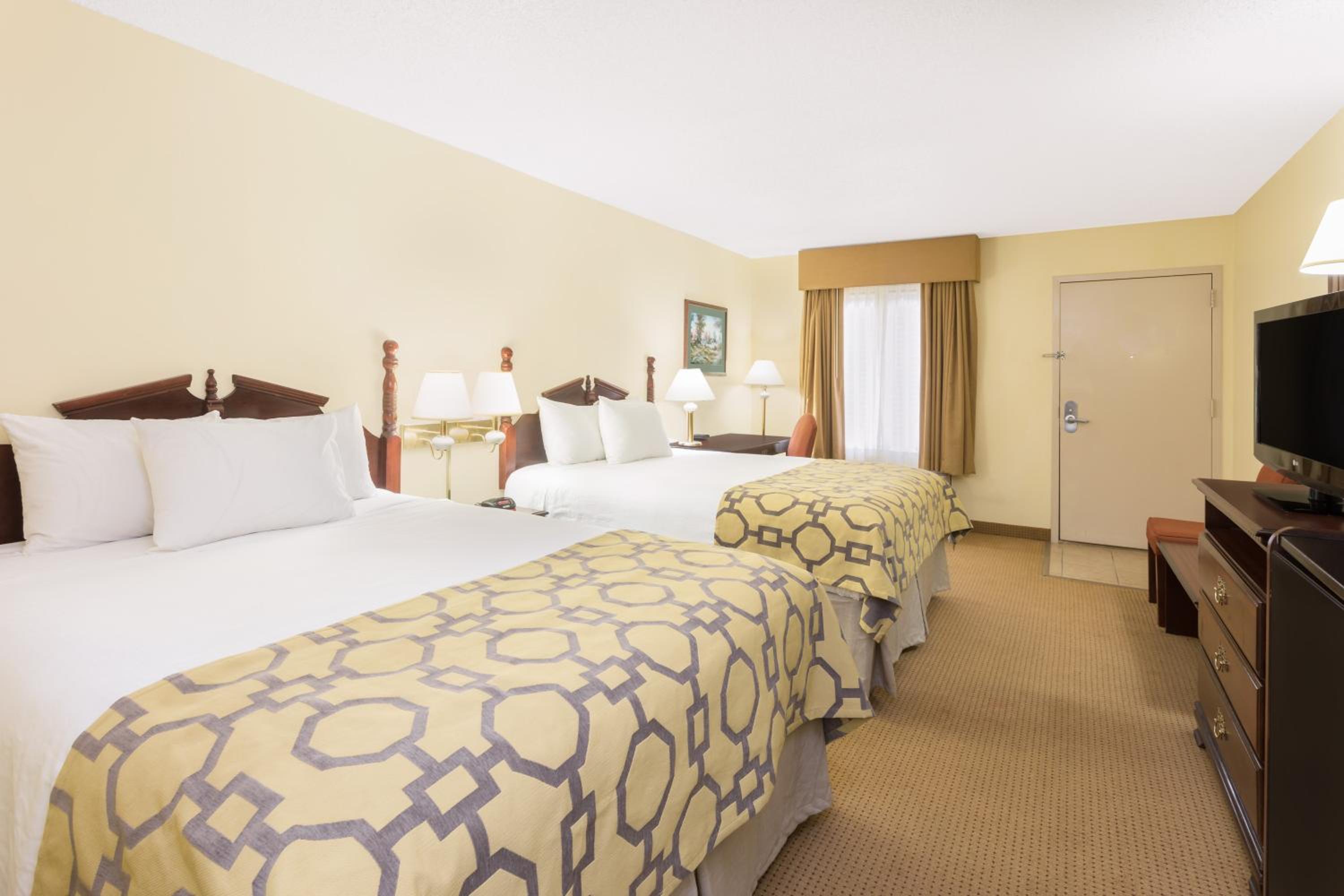 Queen Room with Two Queen Beds - Non-Smoking - Photo 3