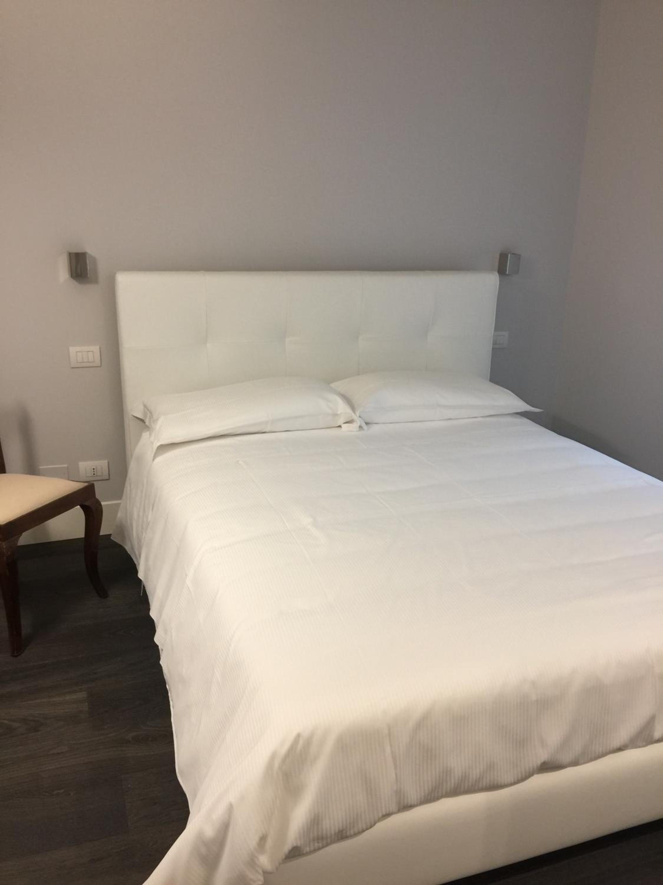 Double Room - Photo 12