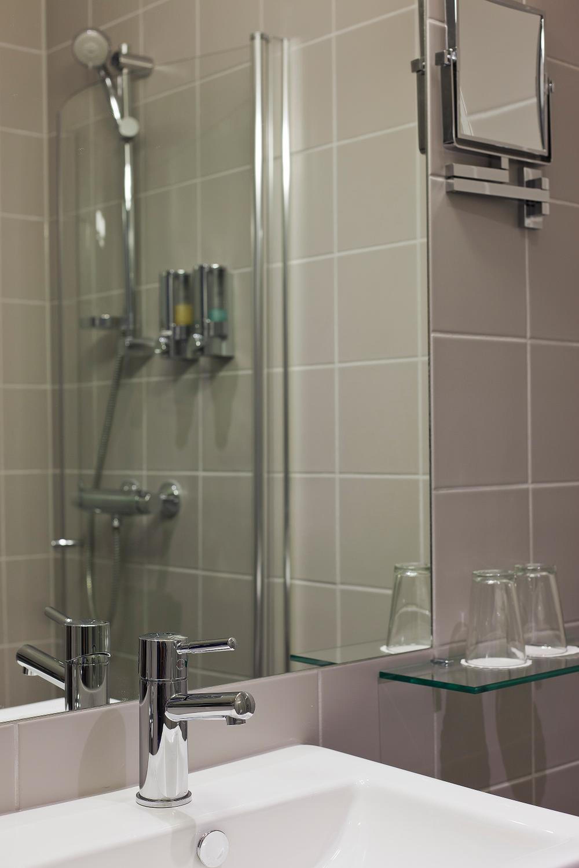 Standard King Room - Photo 6