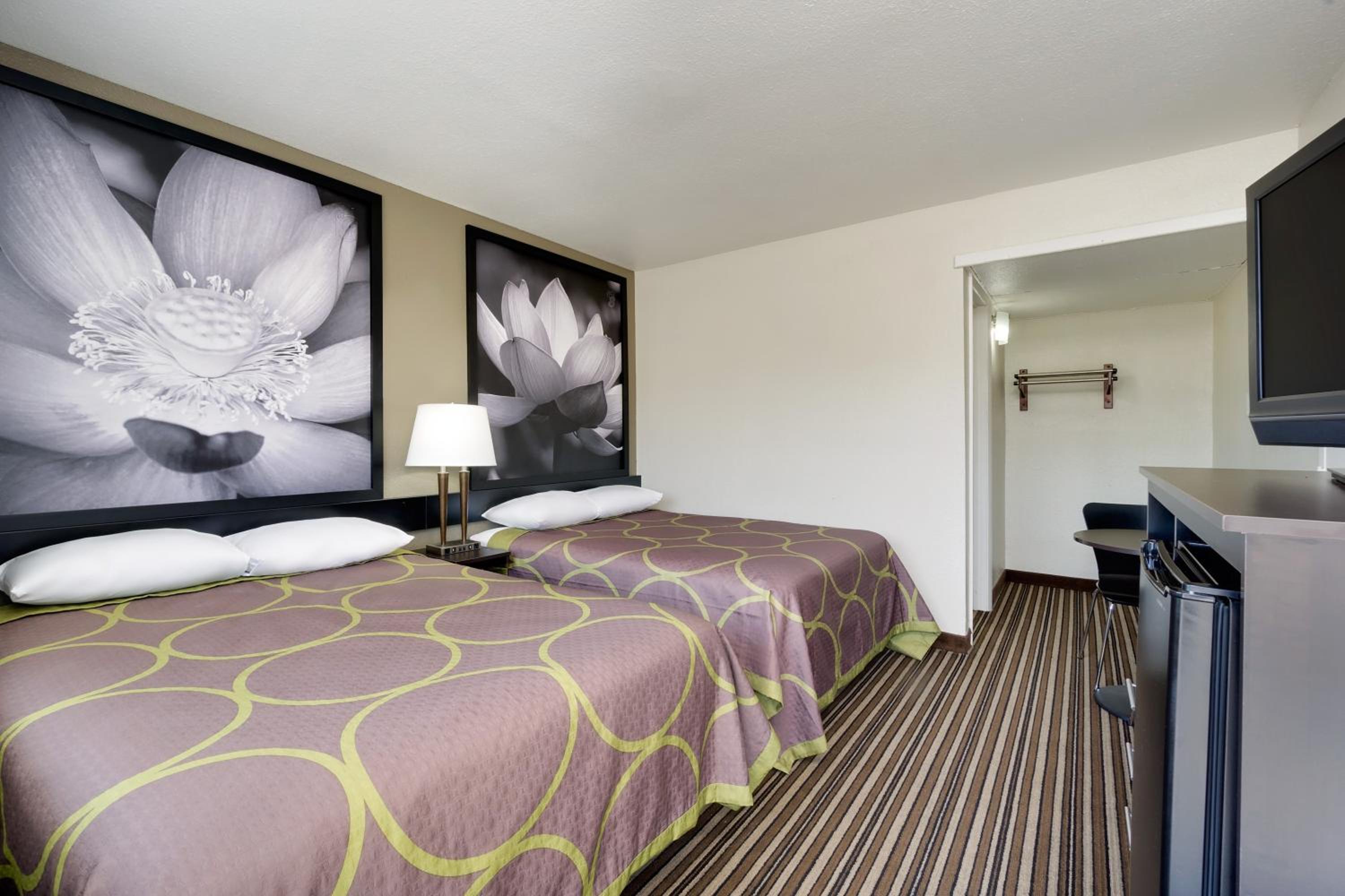 Double Room with Two Double Beds - Non-Smoking - Photo 2