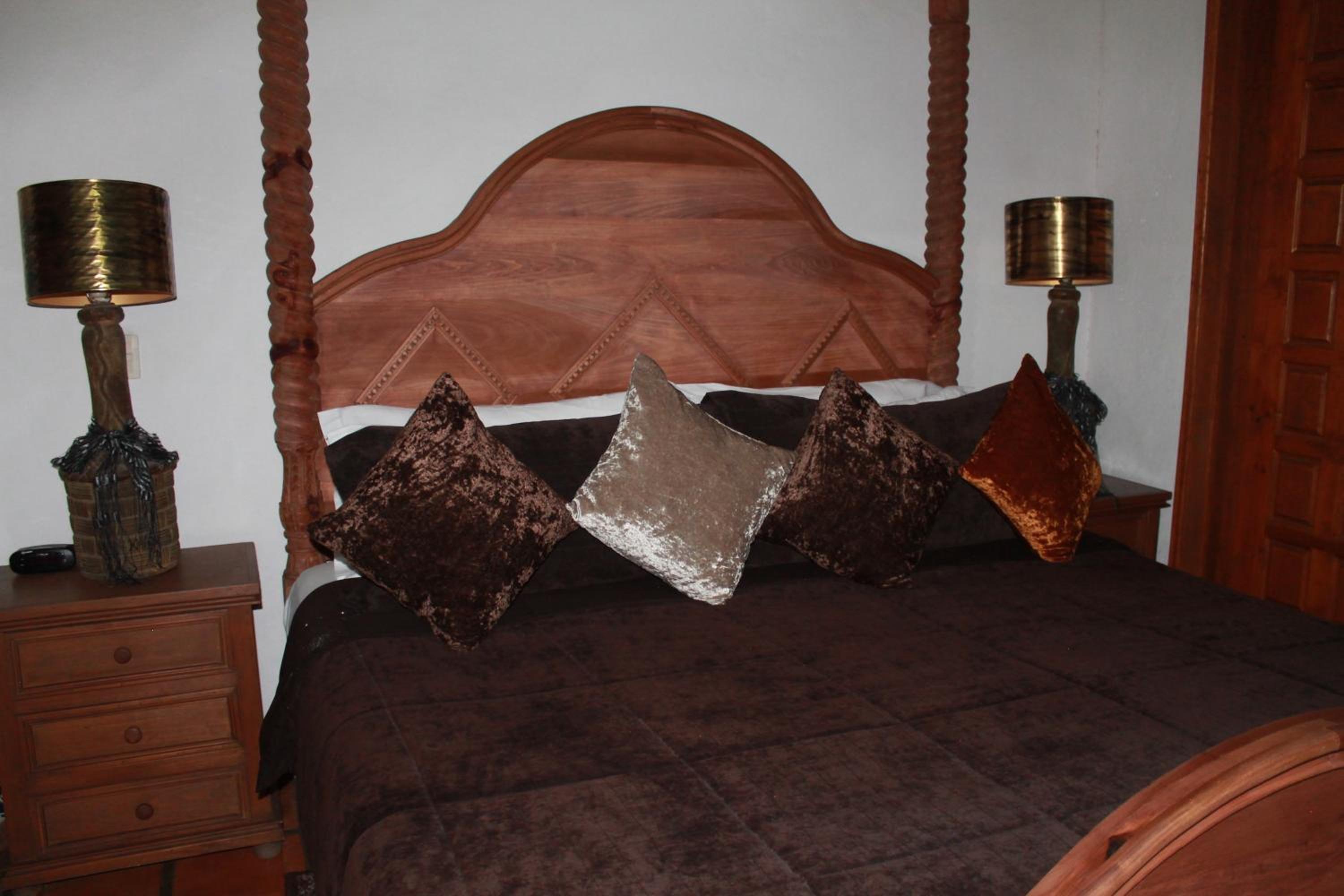 King Suite with Balcony - Photo 7
