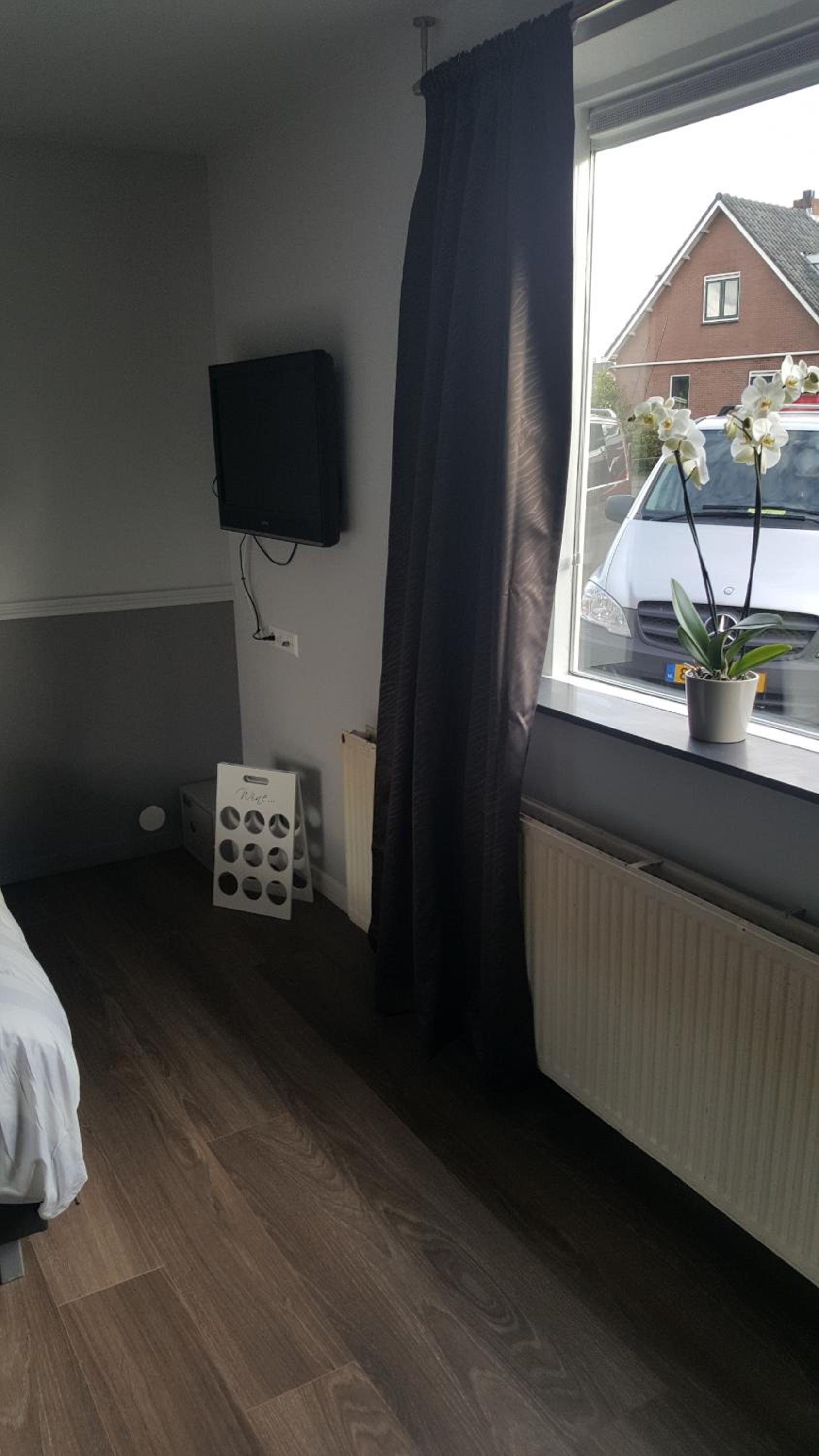 Large Twin Room - Photo 9