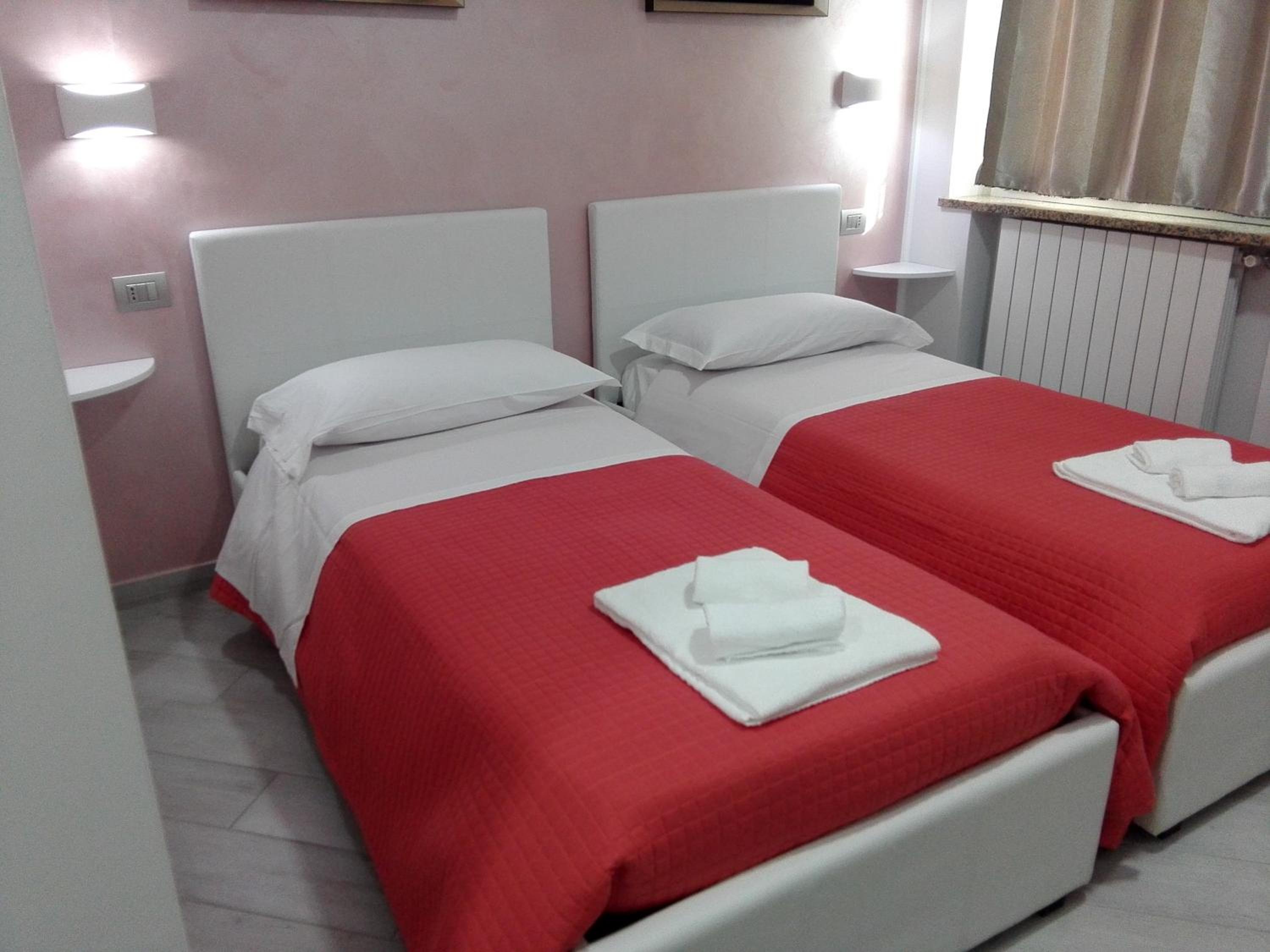 Twin Room with Bathroom - Photo 1
