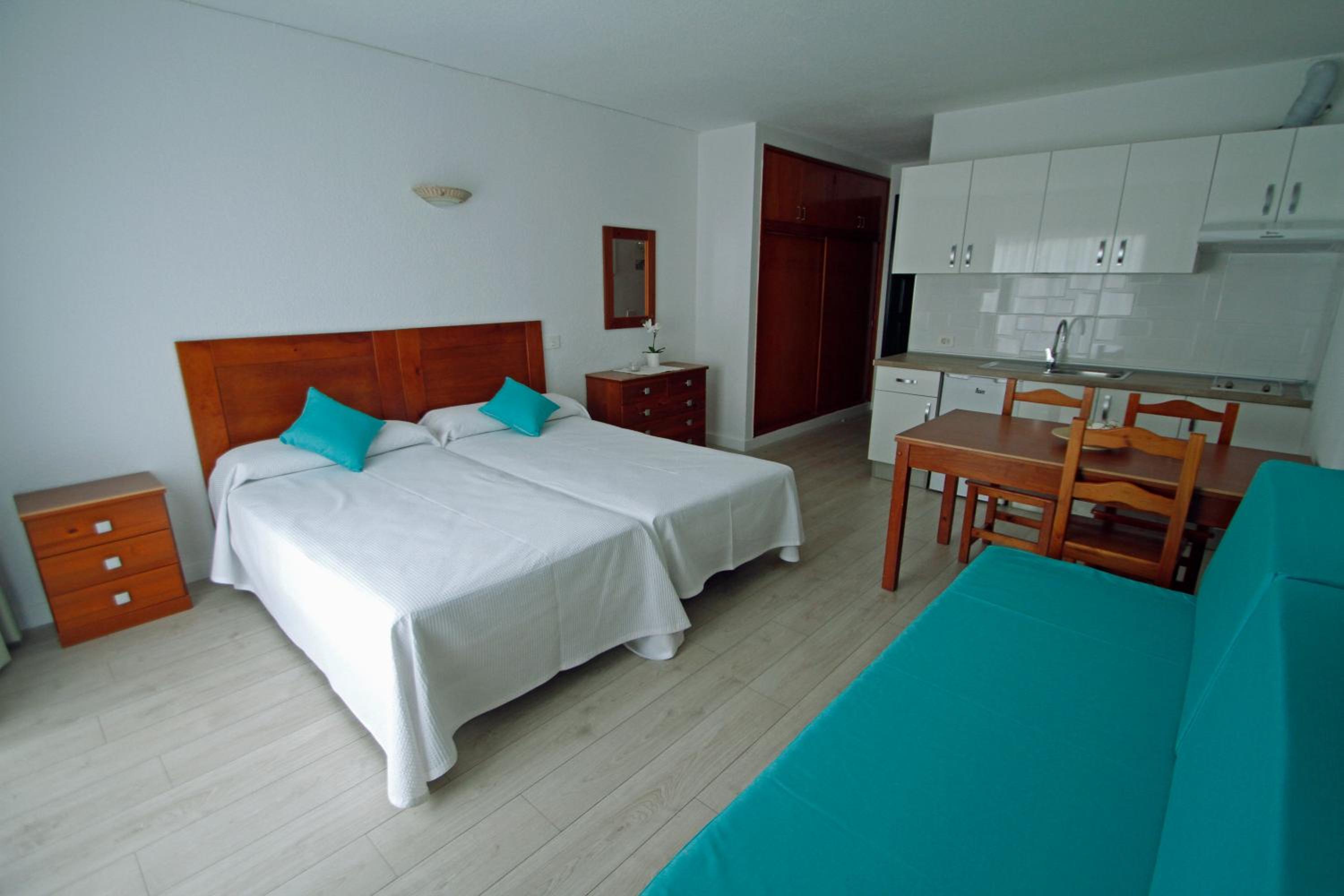 Estudio con vista al jardín