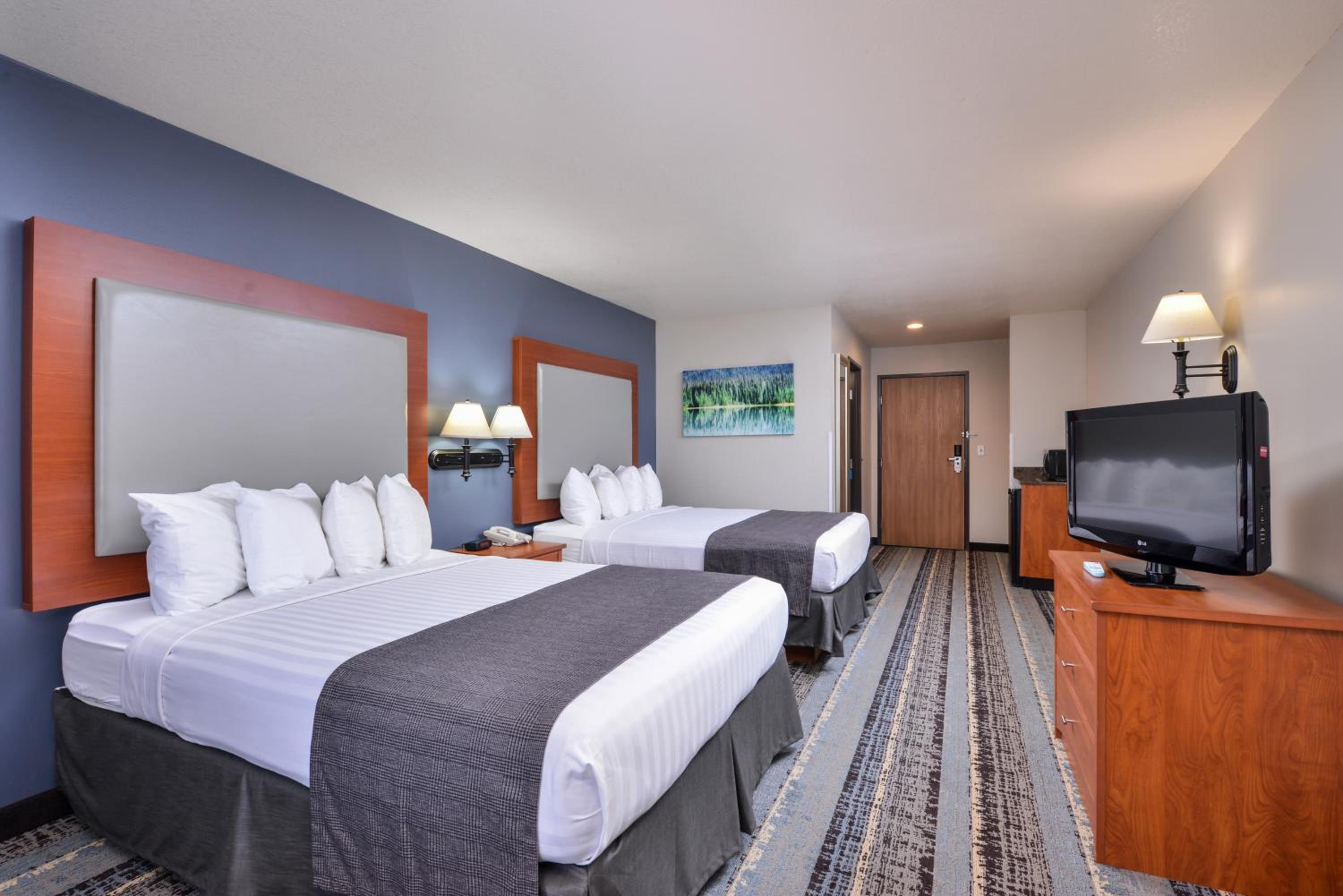 Queen Room with Two Queen Beds - Non-Smoking photo 3
