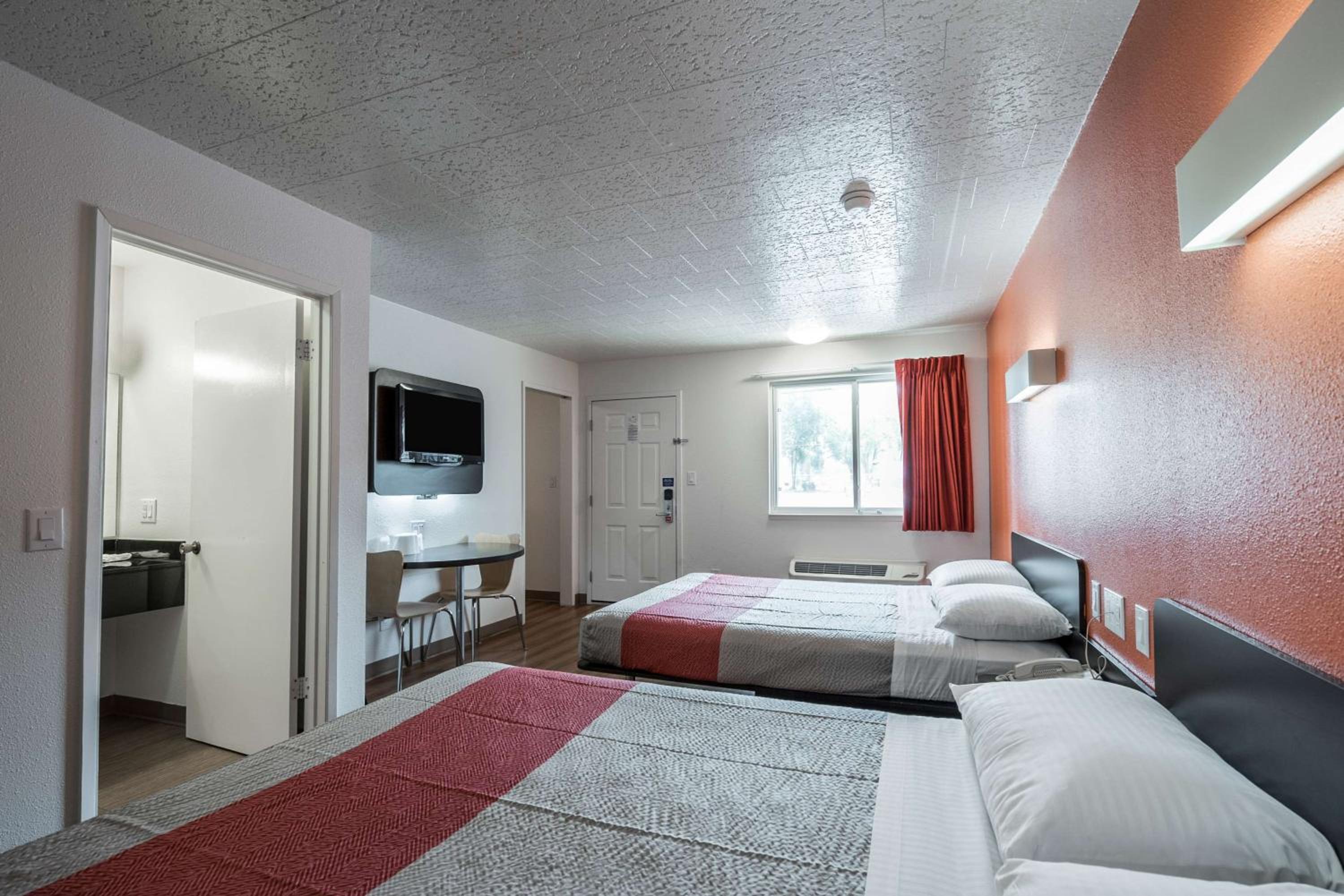 Queen Room with Two Queen Beds - Non-Smoking - Photo 1