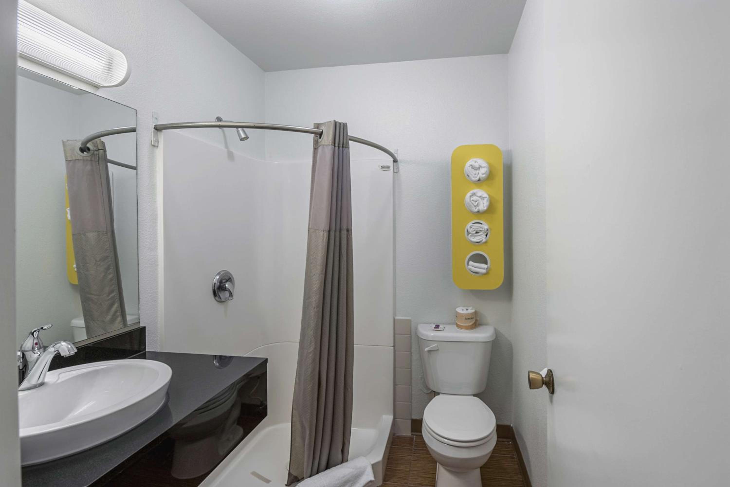 Queen Room - Non-Smoking - Photo 10