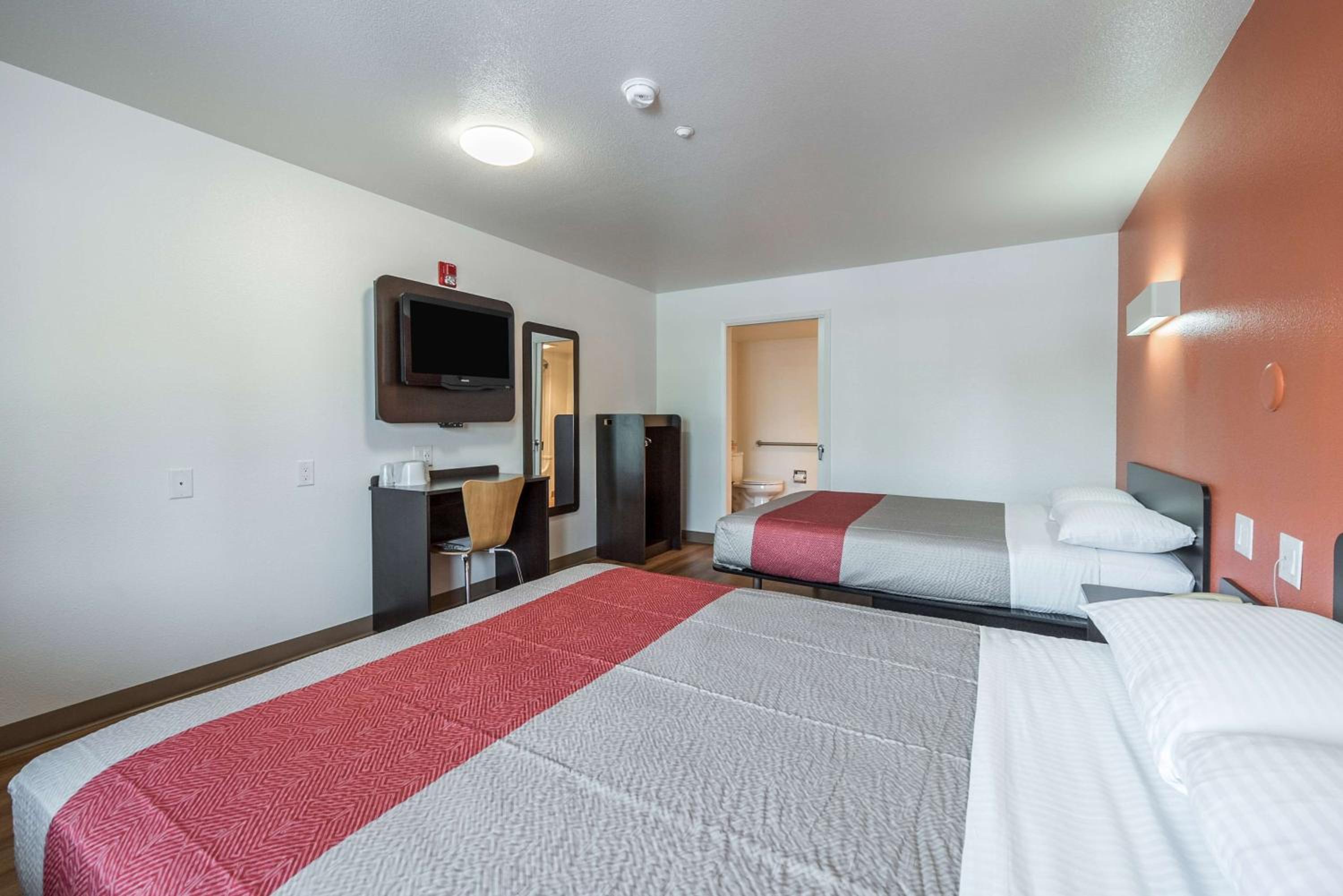 Queen Room with Two Queen Beds - Non-Smoking - Photo 3