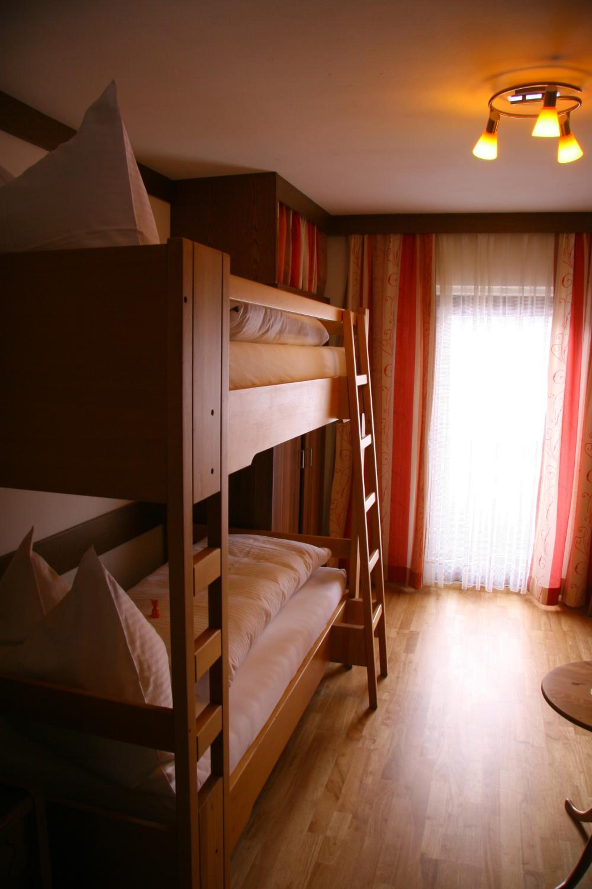 Multi-bed Room with Balcony photo 3