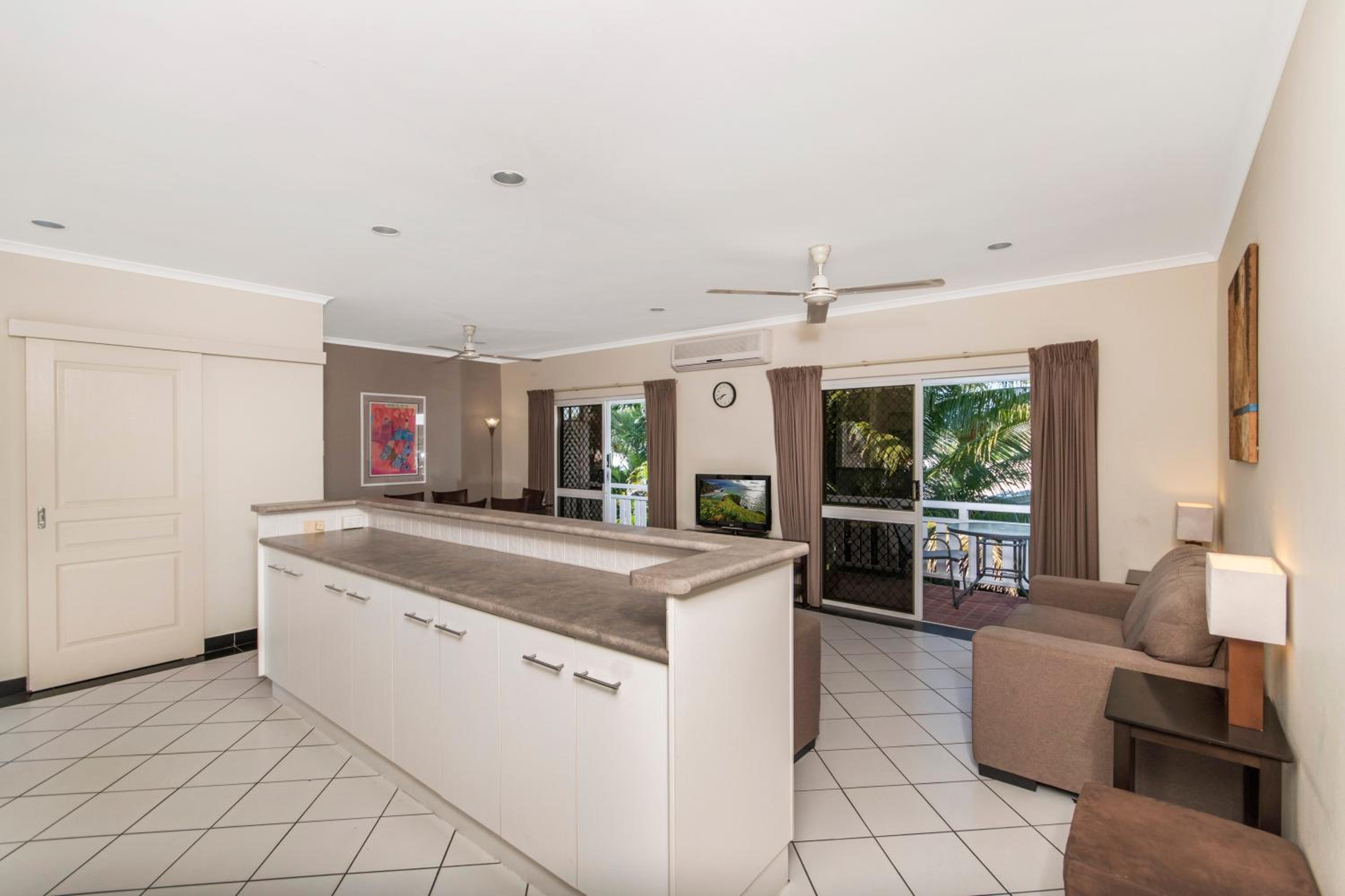 Three-Bedroom Apartment with Garden View photo 3