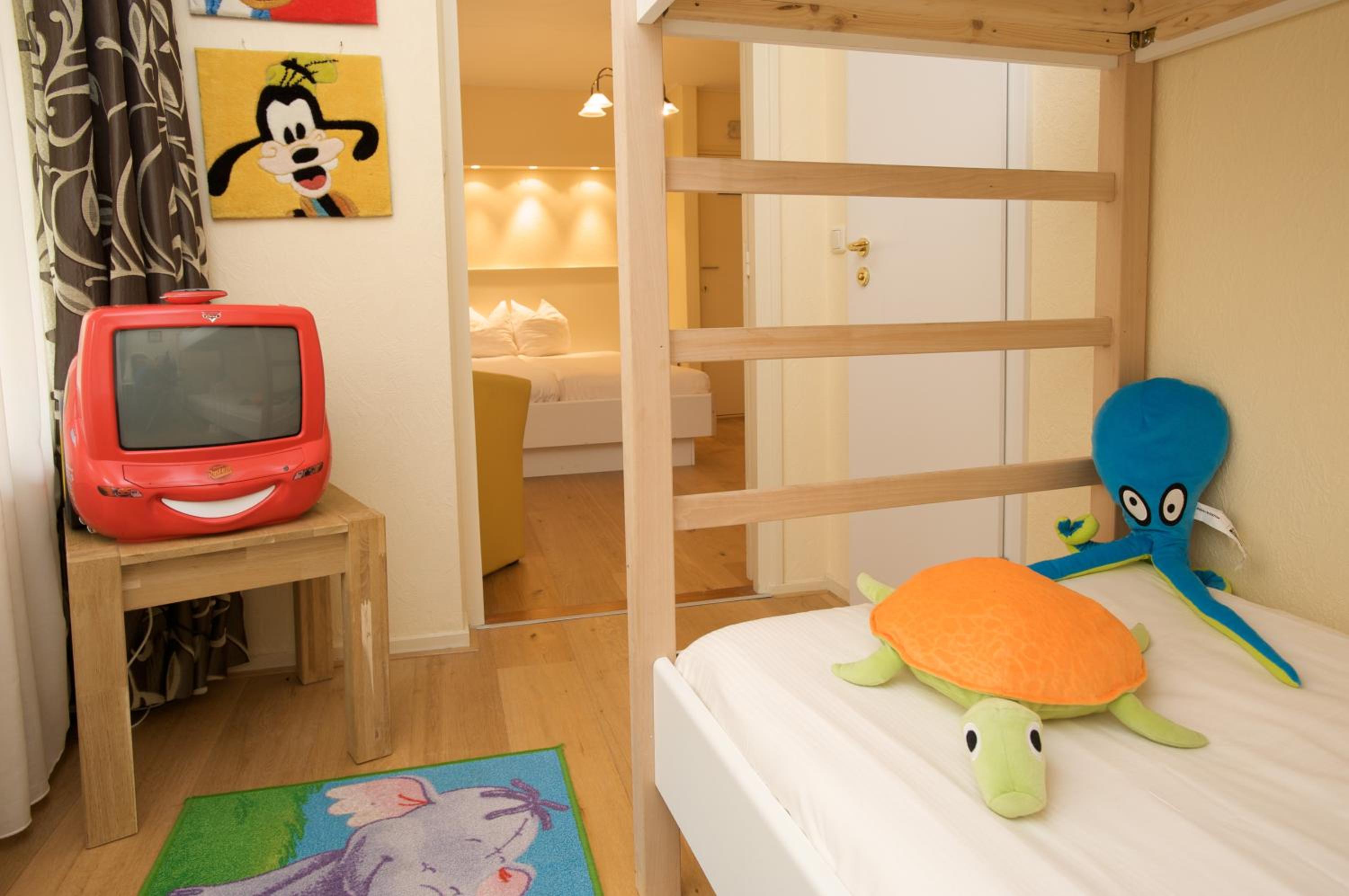 Family Room (2 Adults + 2 Children) - Photo 3
