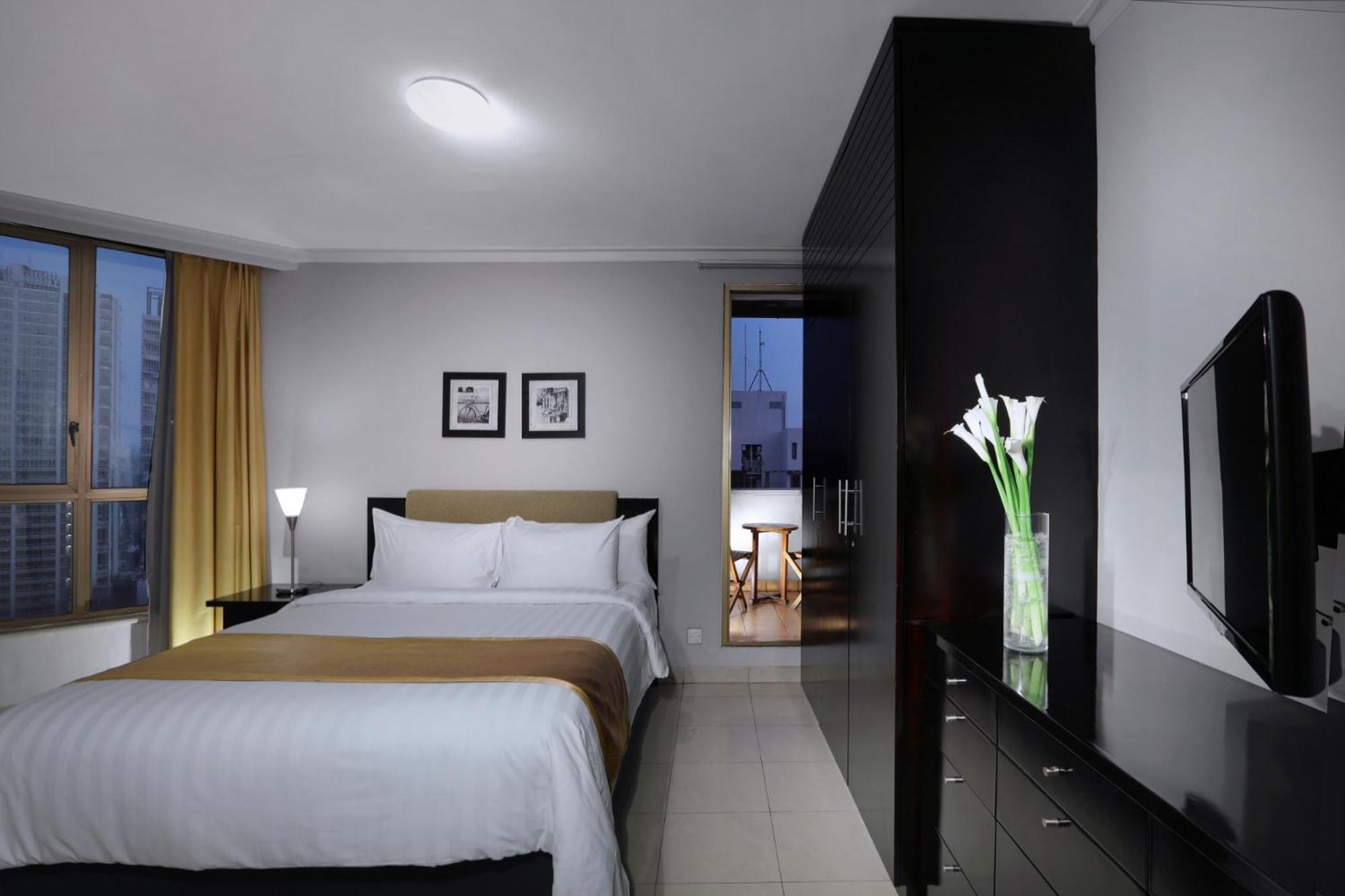 Executive Suite - Photo 2