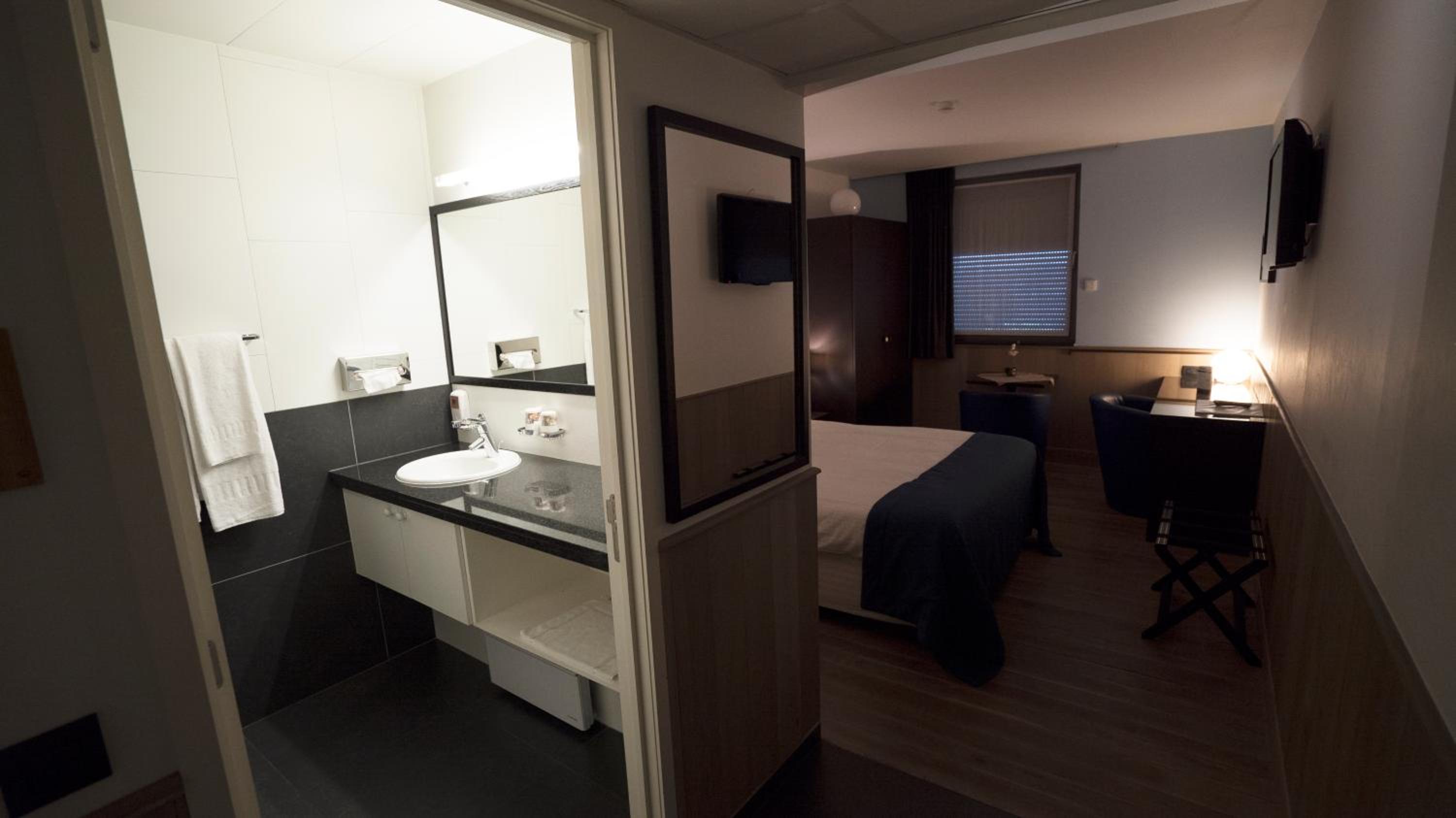 Double or Twin Room - Photo 9