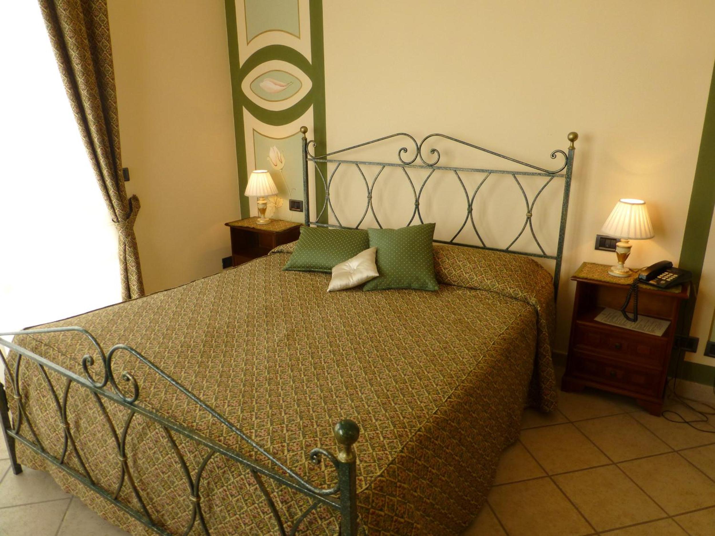 Double Room with Balcony - Photo 11