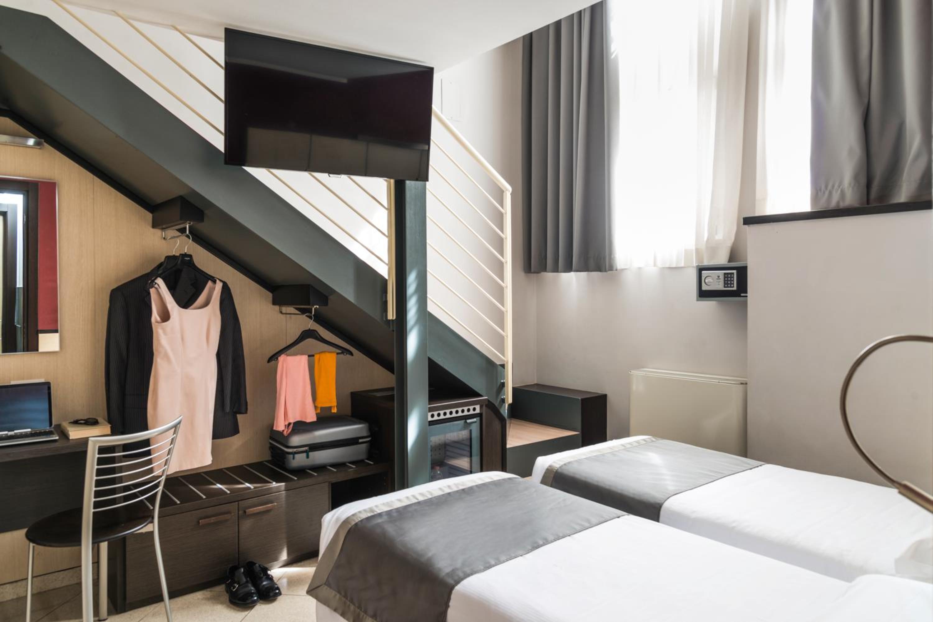 Quintuple Room