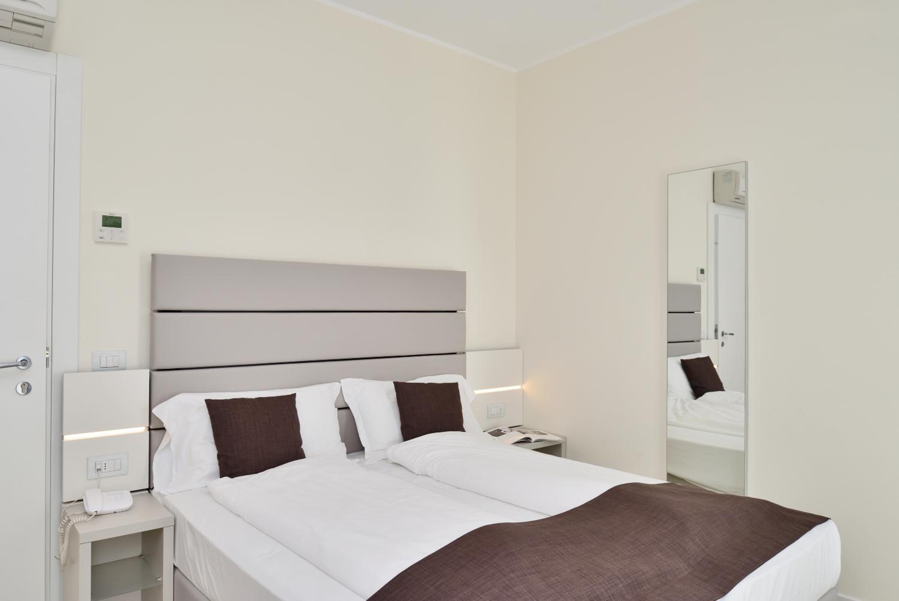 Double Room with Partial Sea View - Photo 1