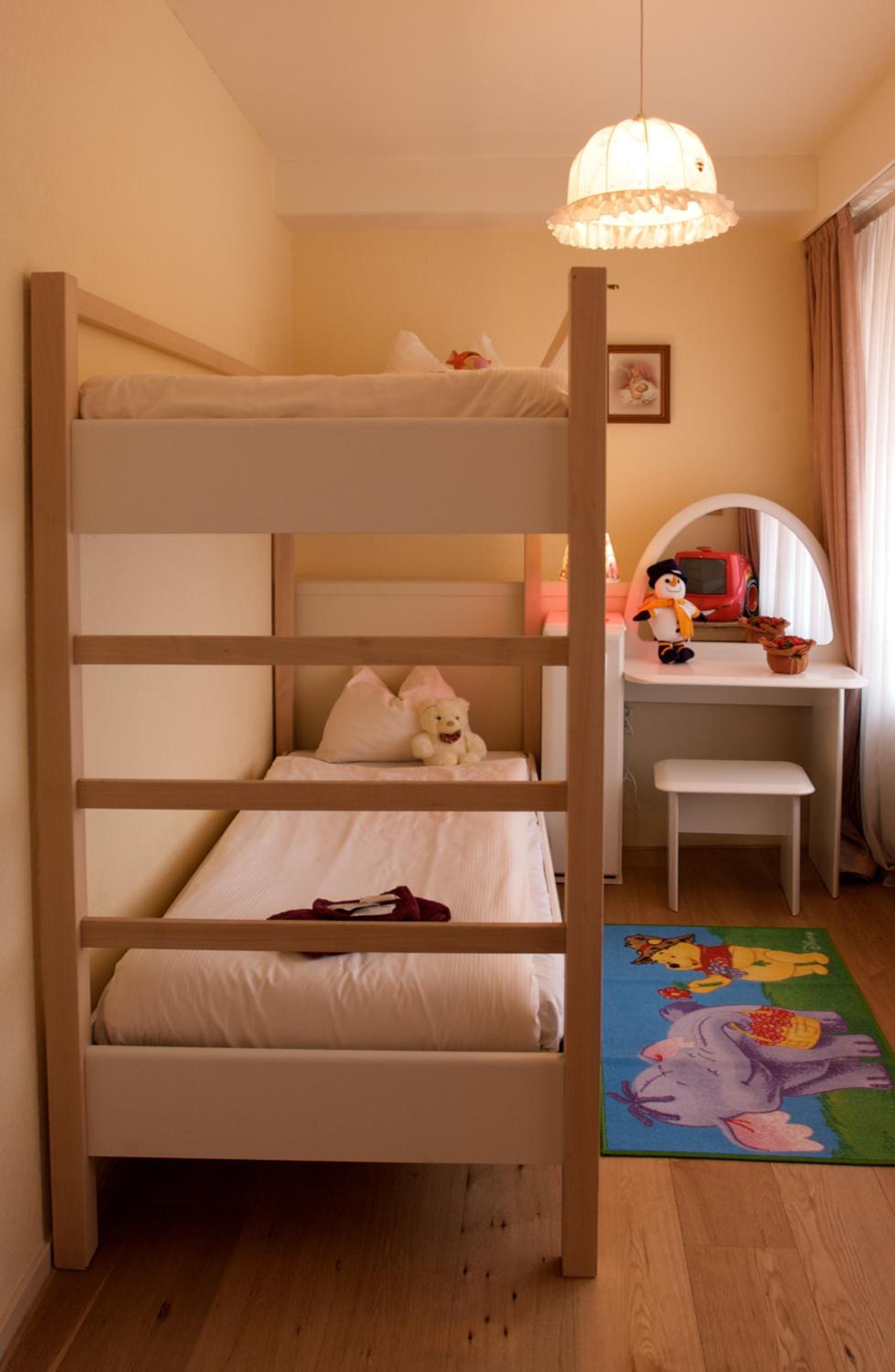 Family Room (2 Adults + 2 Children) - Photo 4