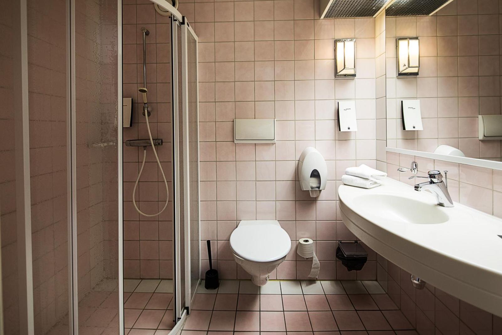 Standard Double or Twin Room - Photo 13