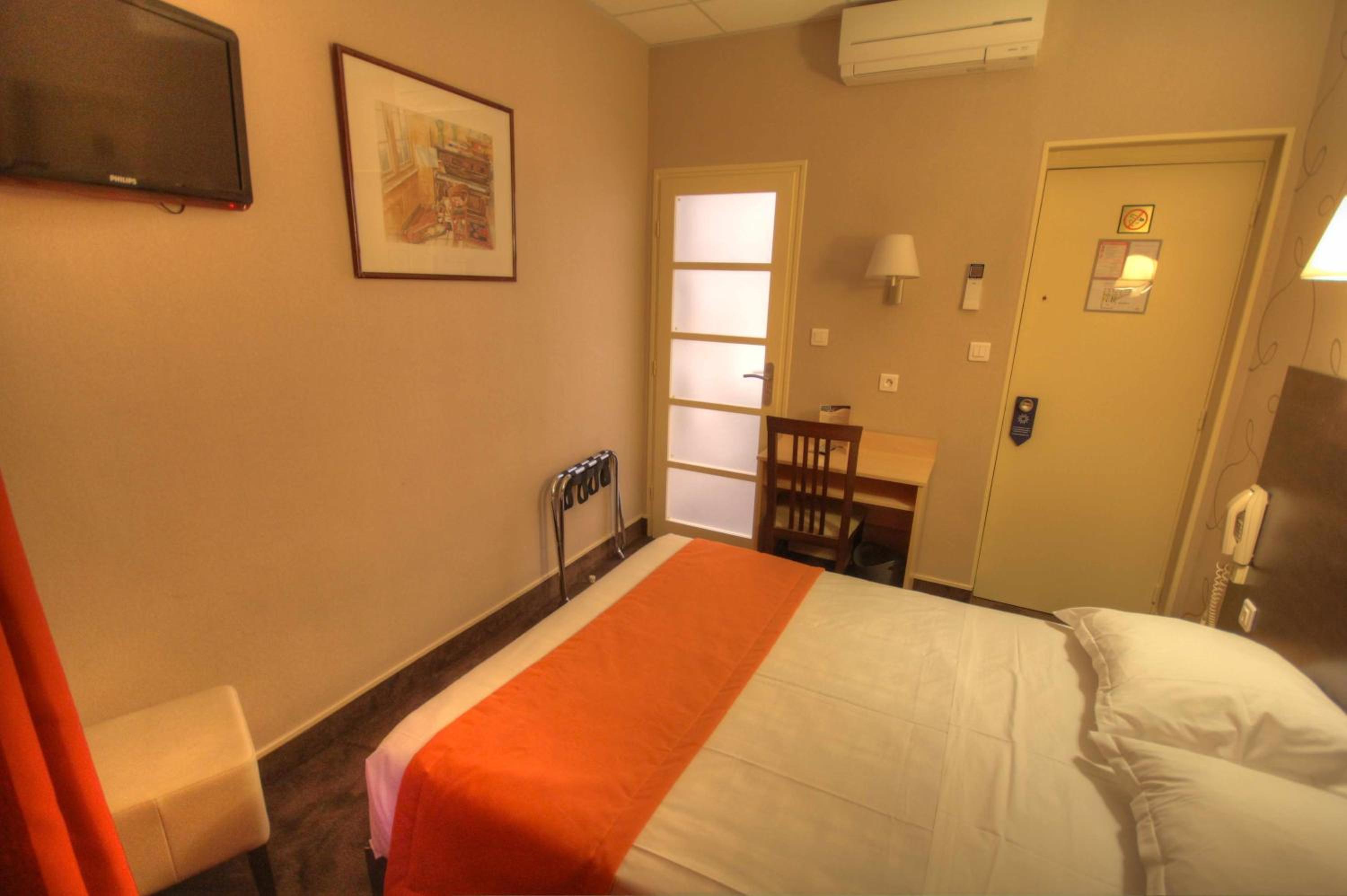Double Room with Shower photo 3