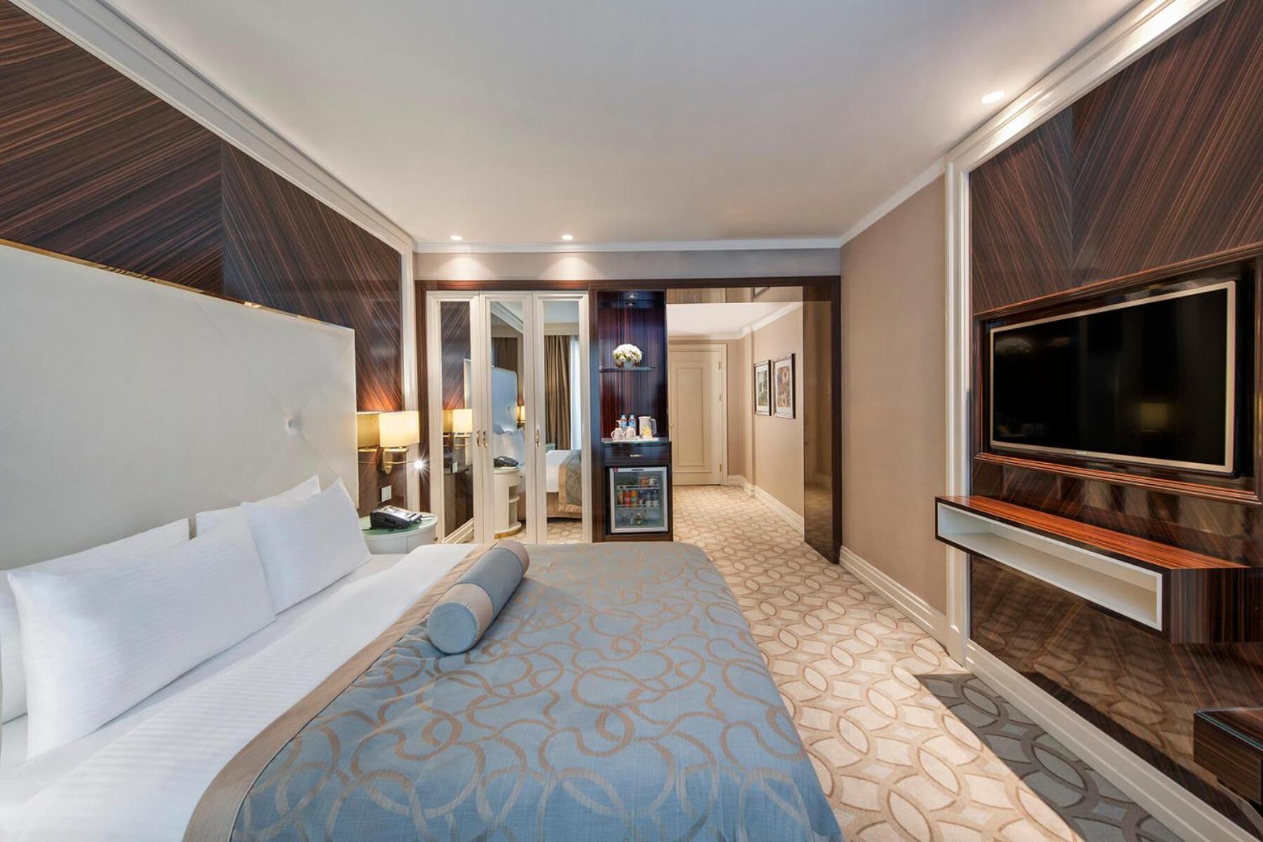 Premium Room with Queen Size Bed photo 1