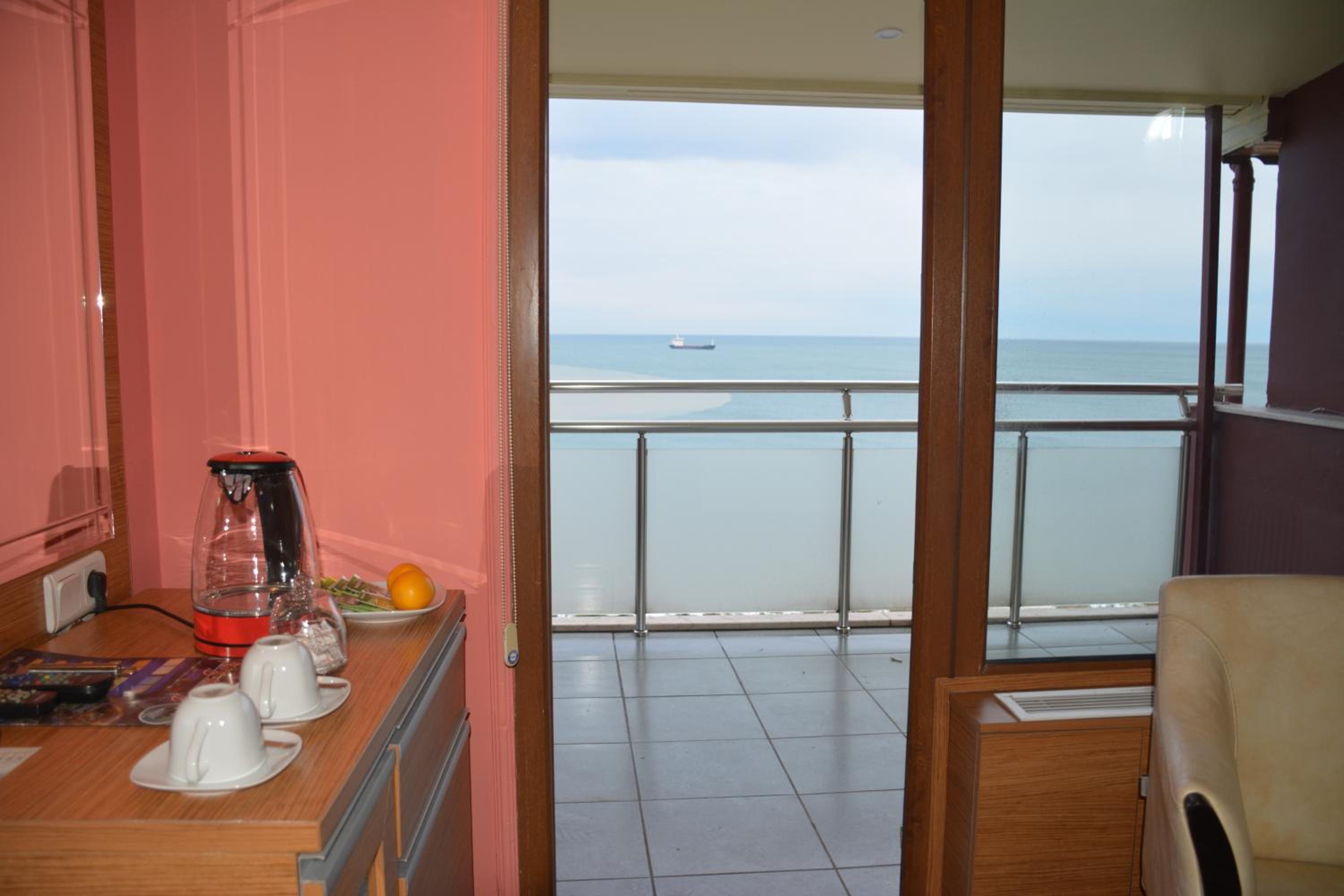 Deluxe Twin Room with Sea View photo 2