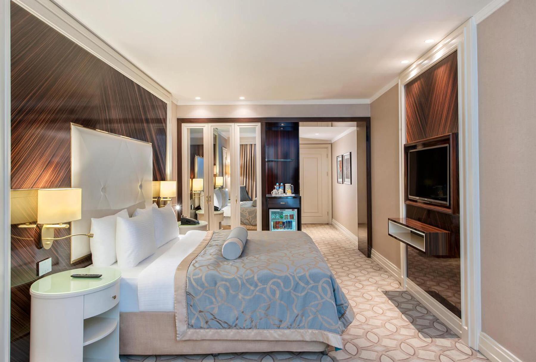 Corner Room with Queen Size Bed photo 2