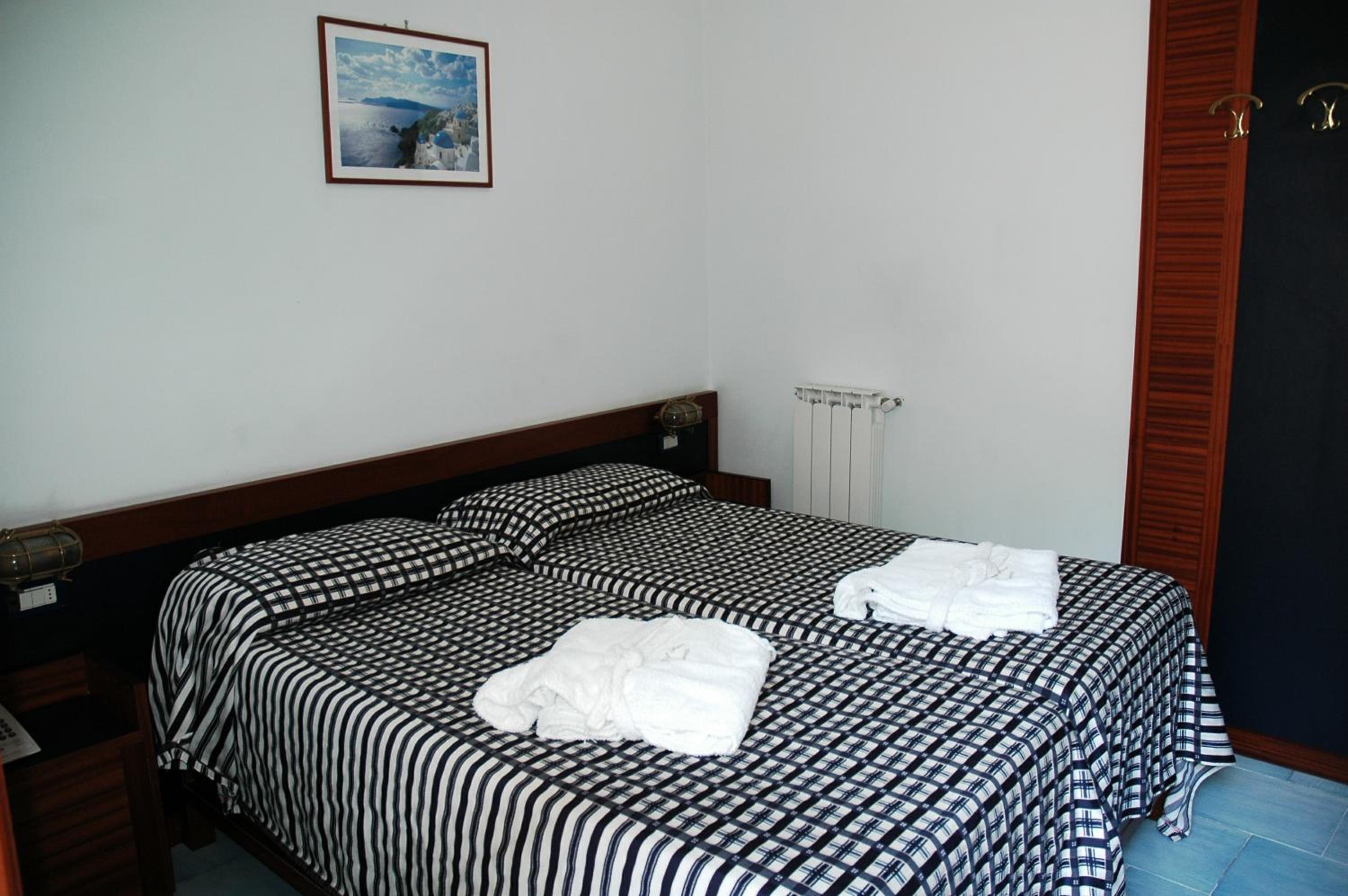 Standard Double or Twin Room - Photo 4