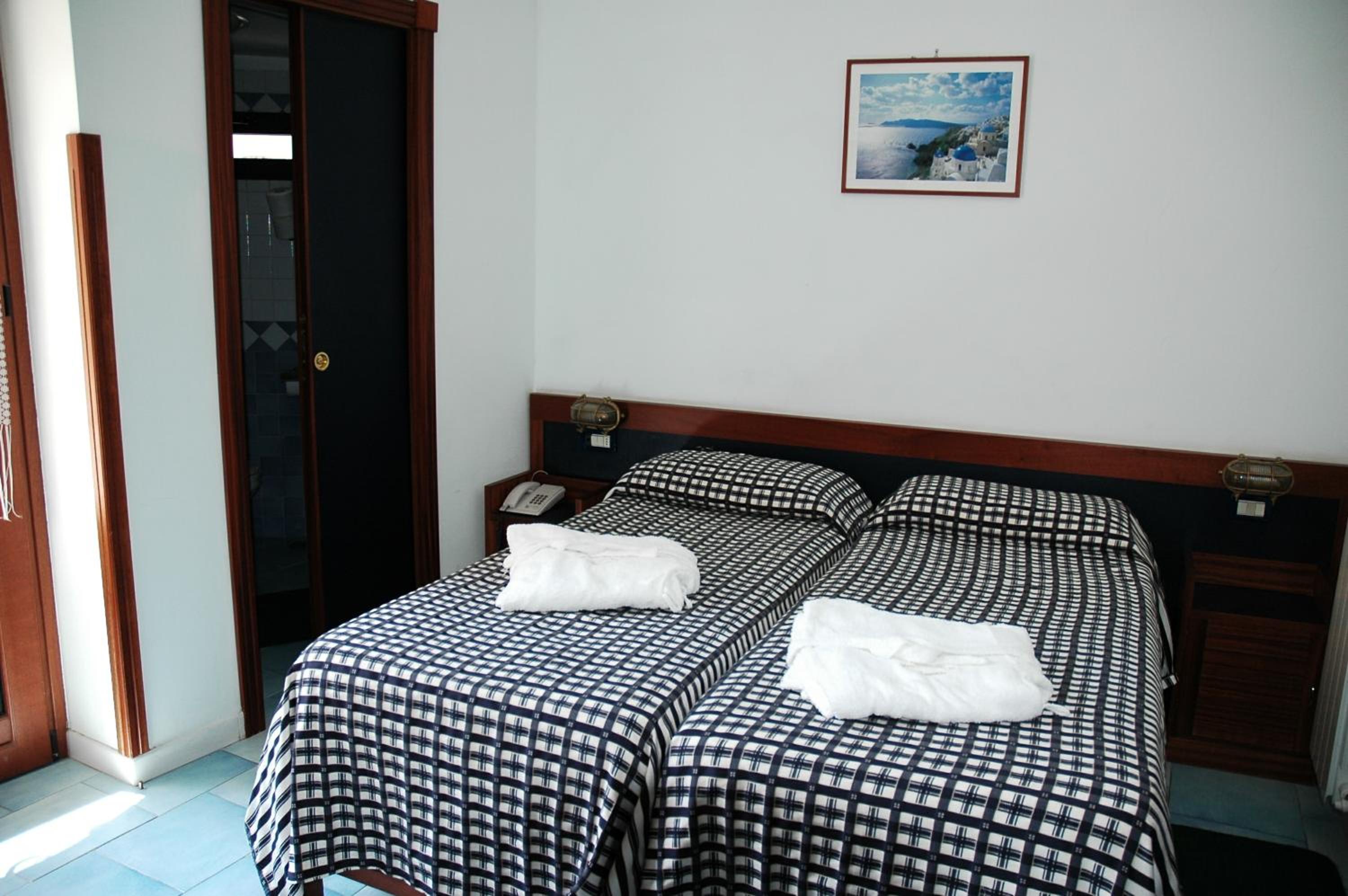 Economy Double or Twin Room No Sea View - Photo 6