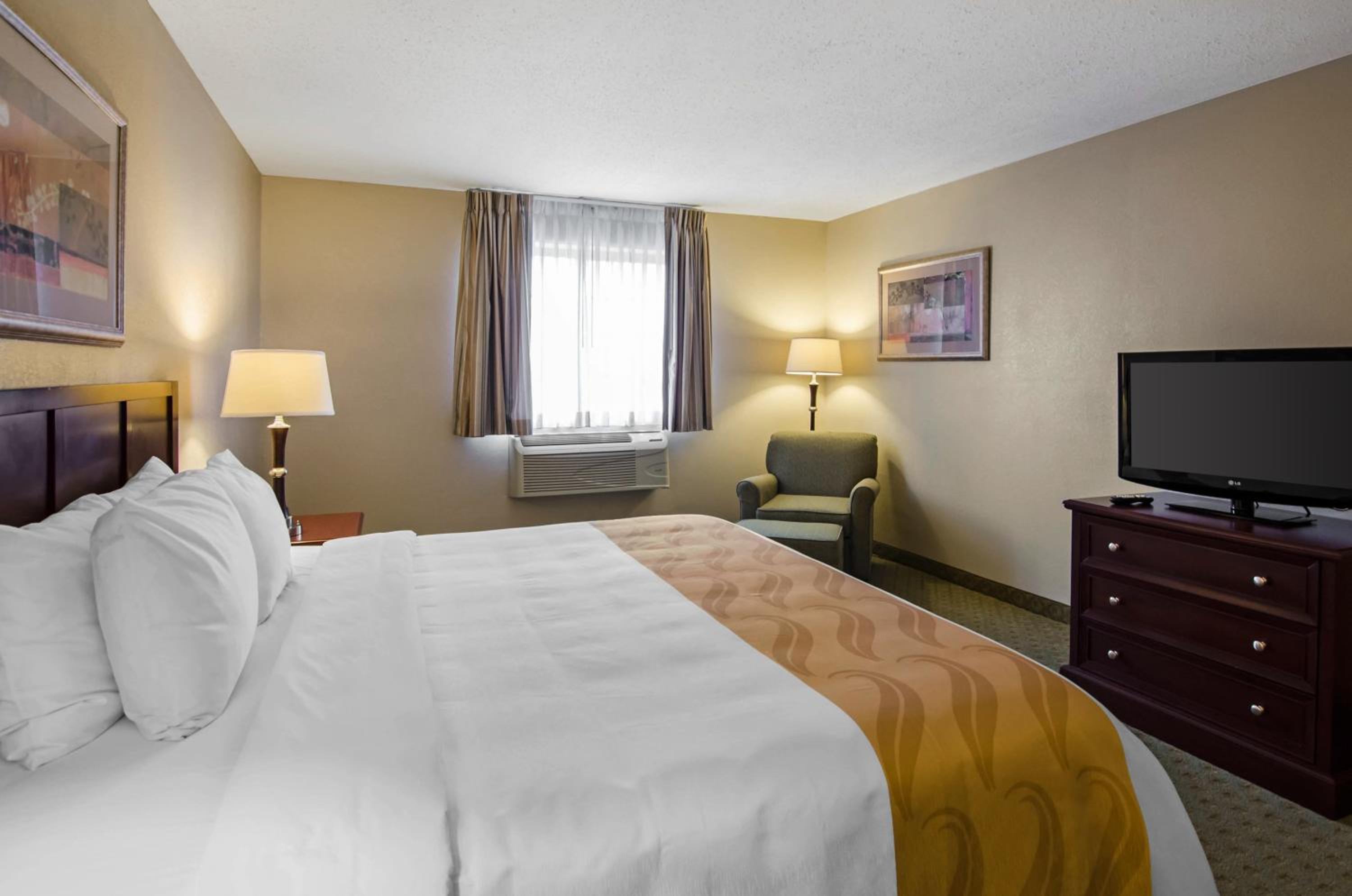 Standard King Room - Pet Friendly/ Non-Smoking - Photo 2