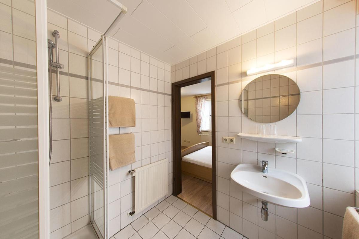 Budget Double Room - Photo 11
