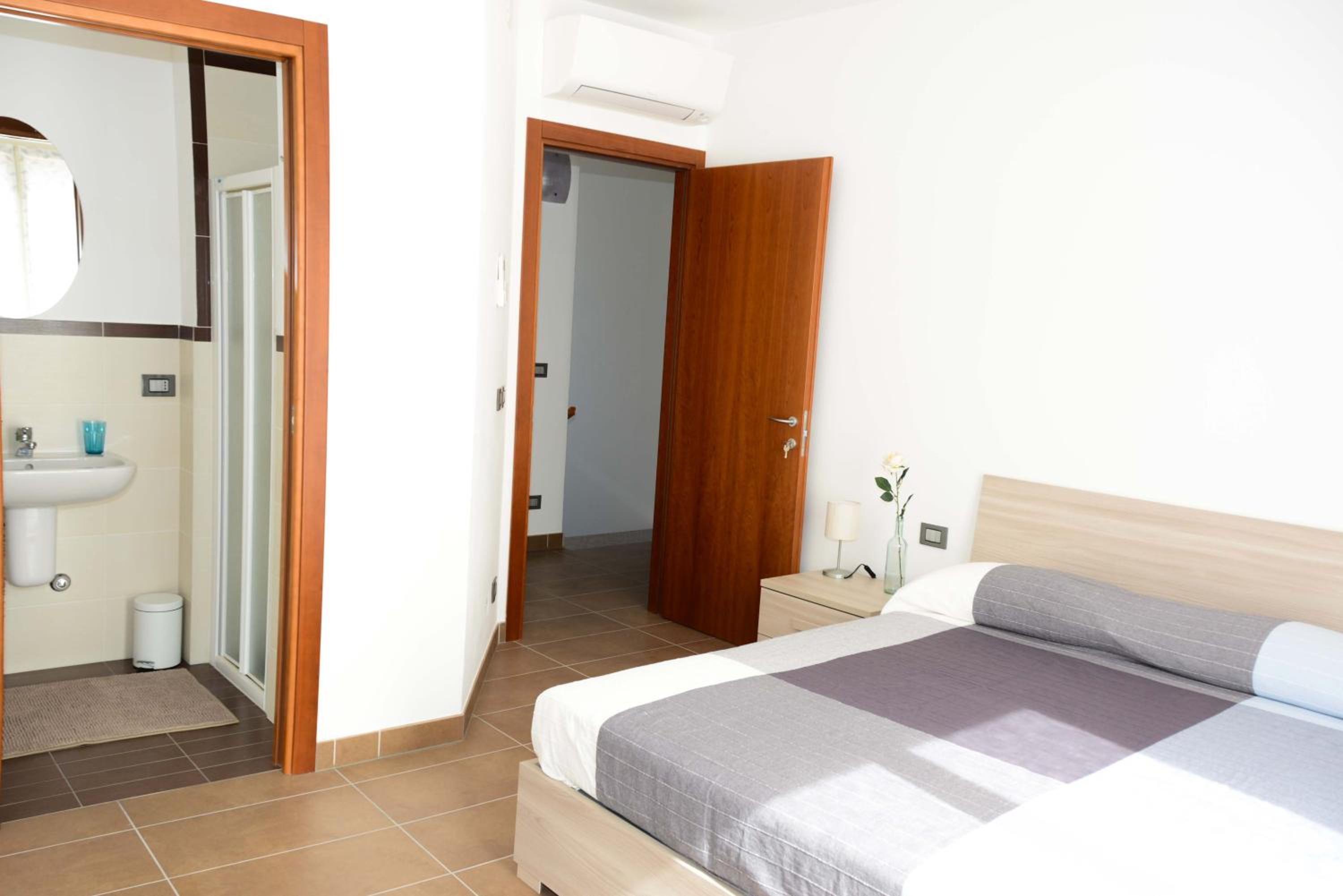 Double Room with Private Bathroom - Photo 3