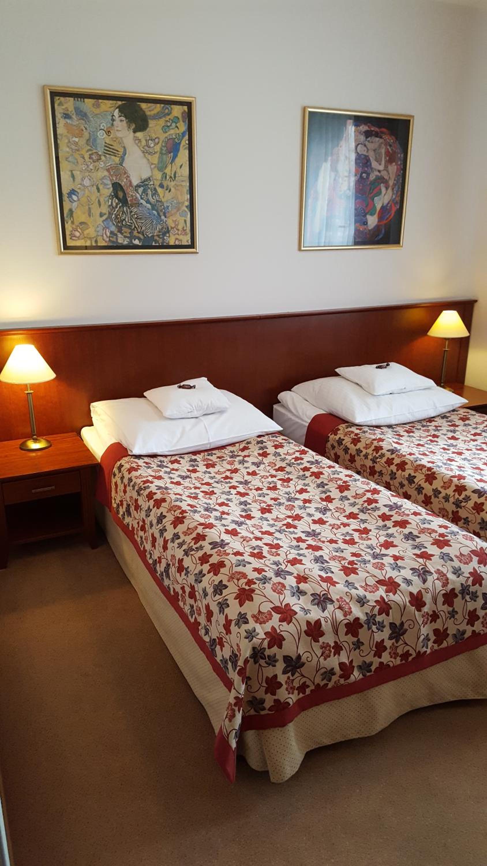 Standard Twin Room - Photo 2