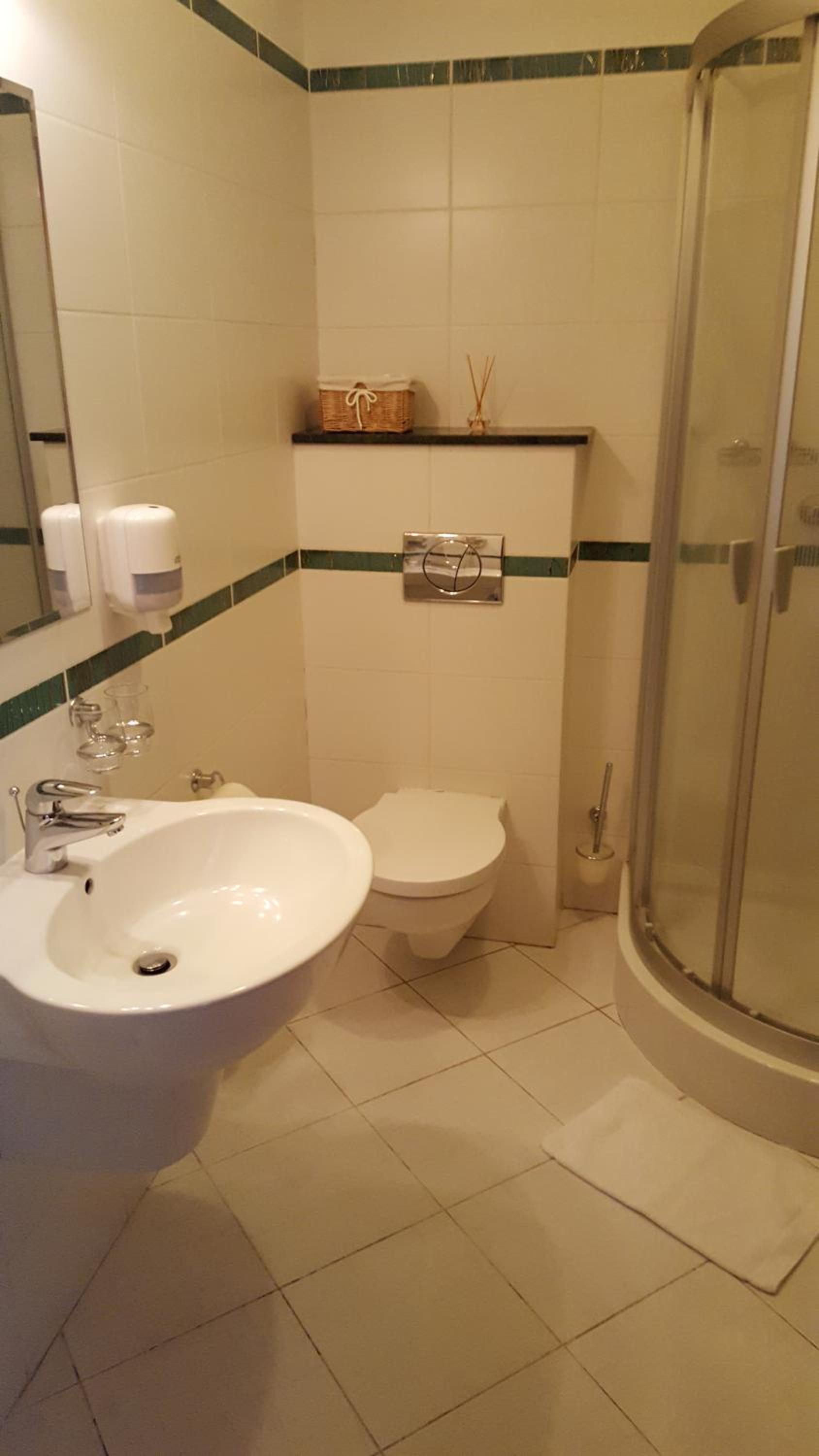 Standard Twin Room - Photo 5